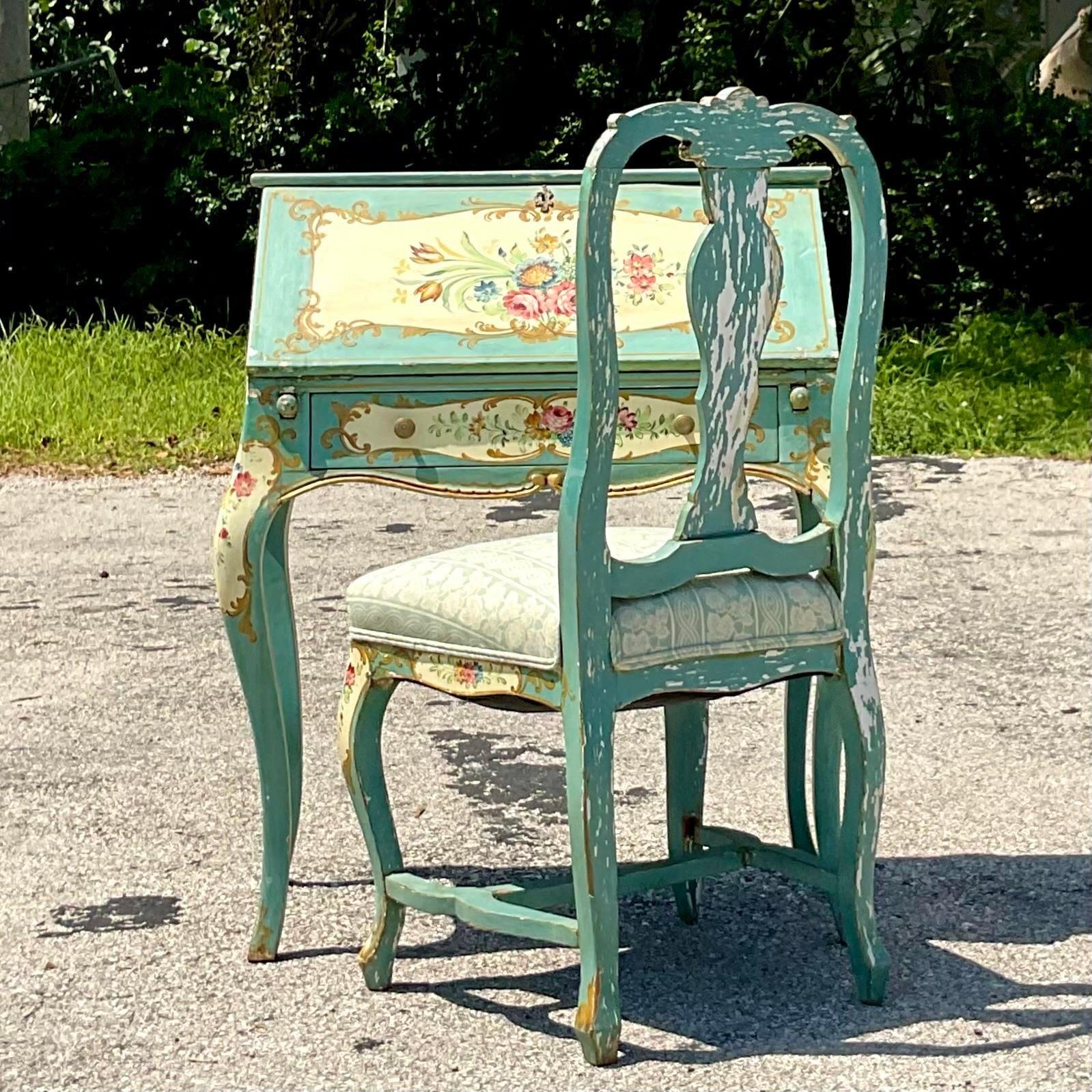Regency Bureau et chaise de la fin du 19e siècle, style Régence, peints à la main et ornés de motifs floraux en vente