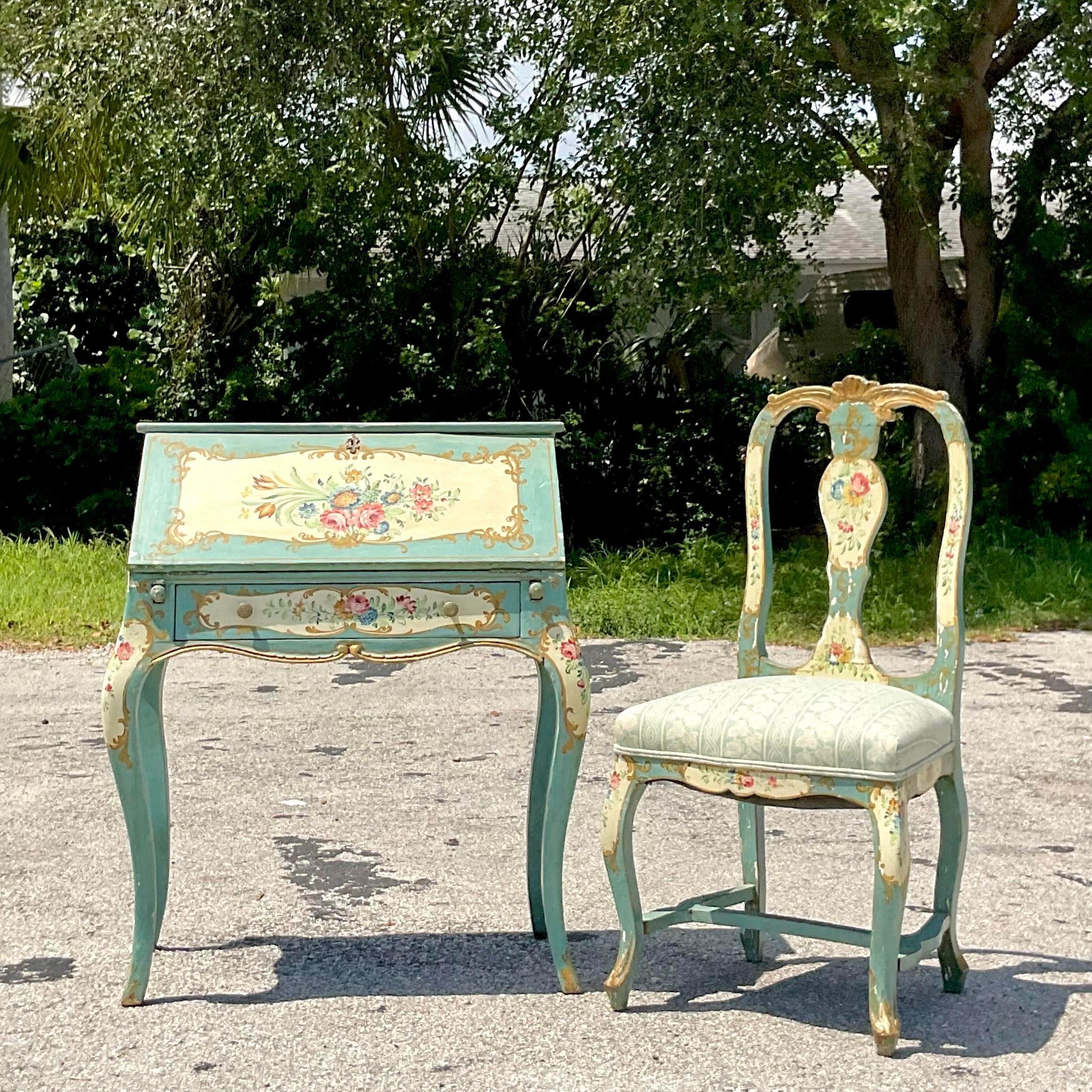 Bureau et chaise de la fin du 19e siècle, style Régence, peints à la main et ornés de motifs floraux en vente 1