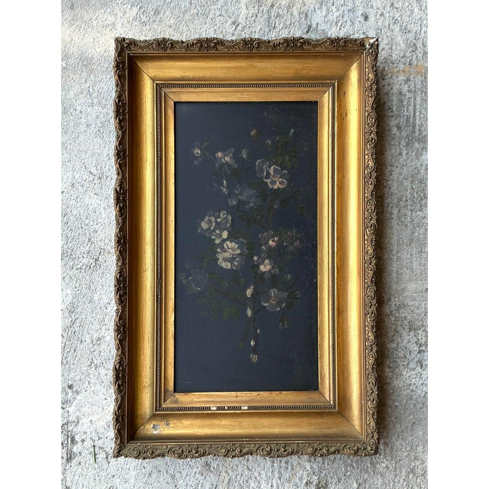 Entra in un'epoca passata con questo squisito dipinto floreale originale vittoriano su tavola, un pezzo davvero accattivante che emana un'eleganza senza tempo e un fascino romantico. Questa splendida opera d'arte originale presenta una delicata