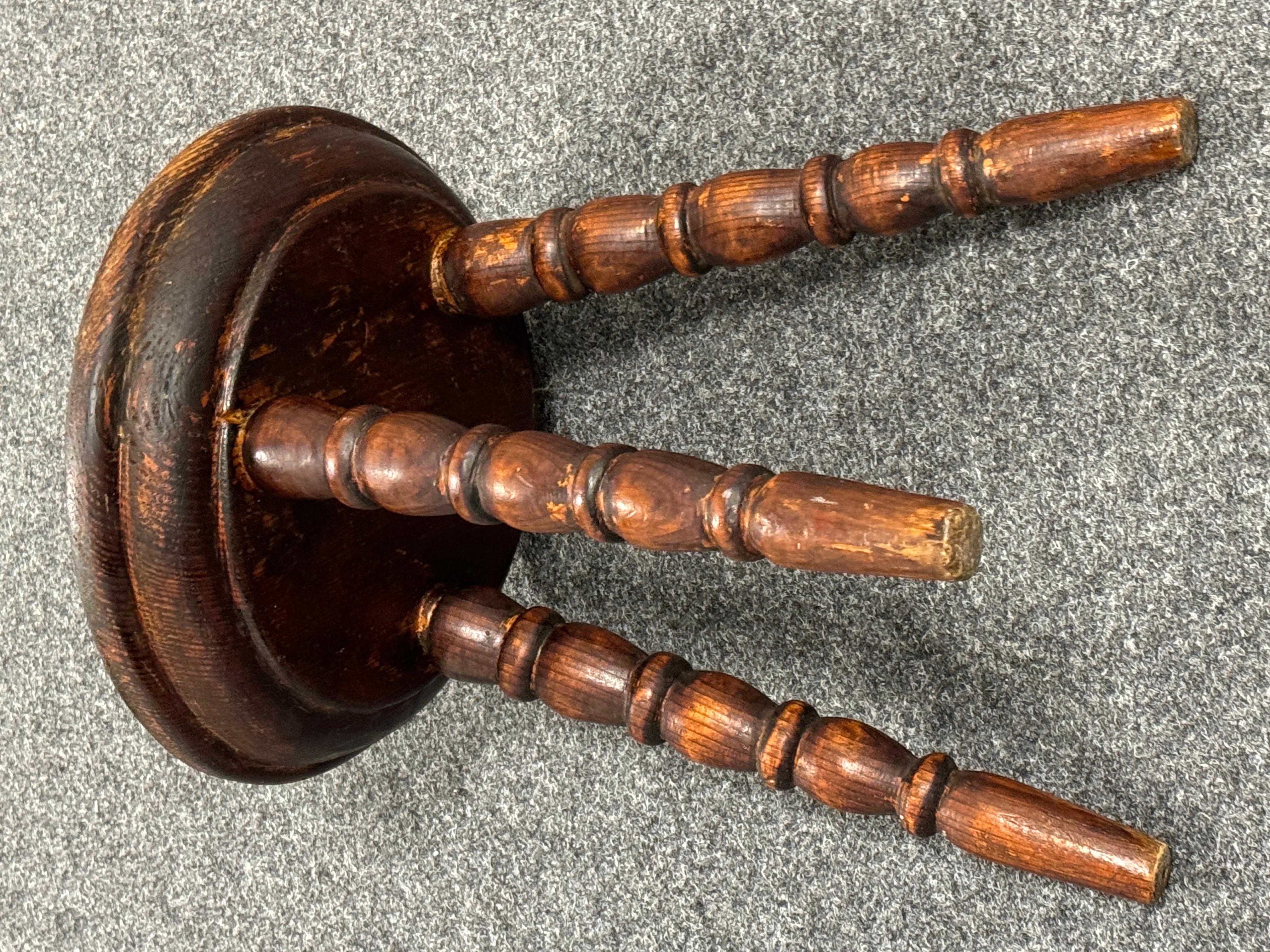 Fin du 19e siècle Tabouret à 3 pieds Wabi Sabi, Autriche Vers 1890 - 1900 en vente 2