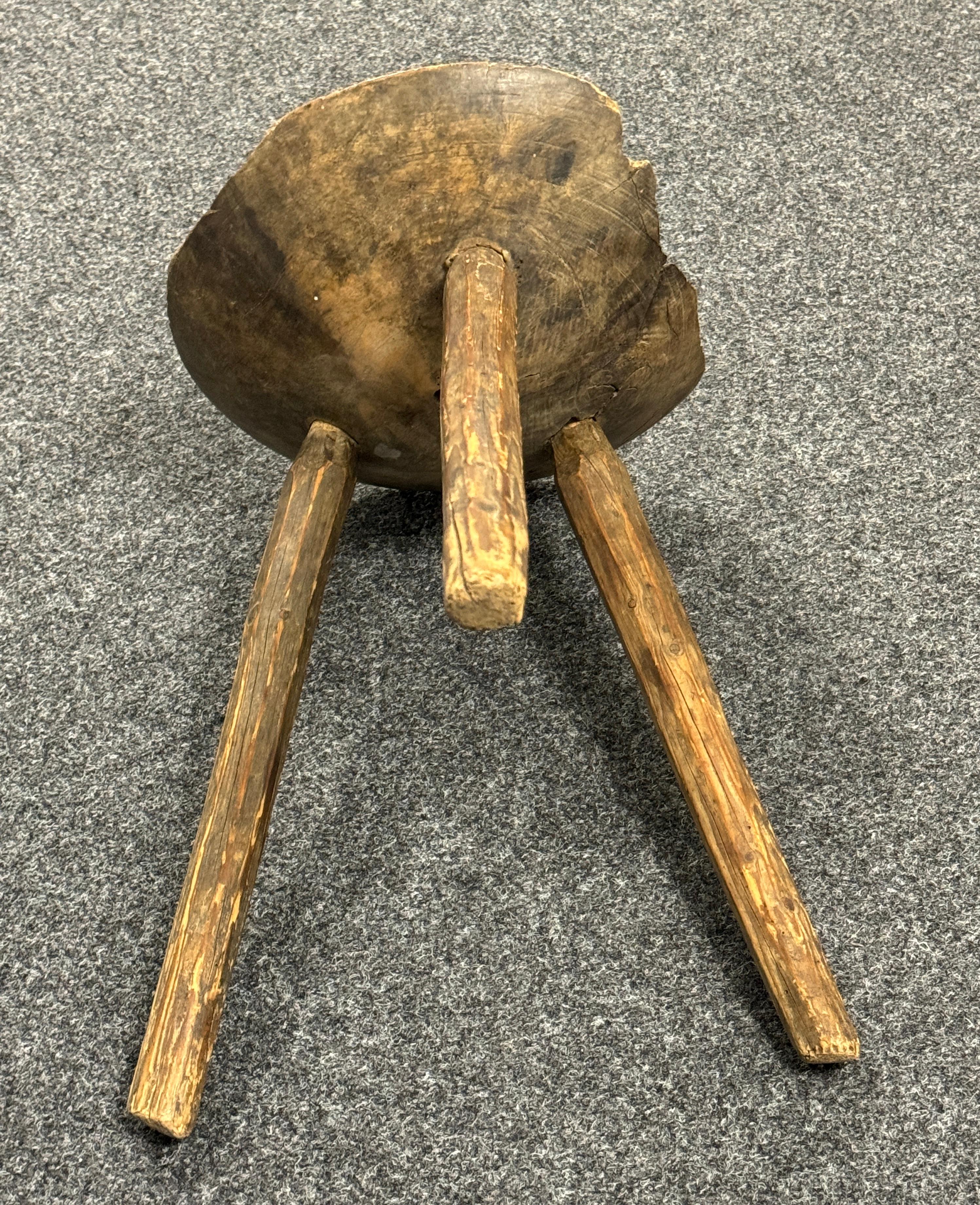 Fin du 19e siècle Tabouret à 3 pieds Wabi Sabi, Autriche Vers 1890 - 1900 en vente 4