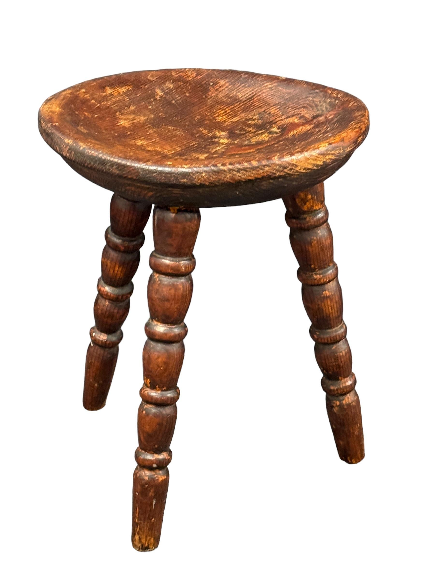 Ce tabouret de traite autrichien à trois pieds de style wabi sabi de la fin du XIXe siècle est un excellent exemple de ce style. Le meuble est doté d'une assise en bois d'aspect rustique et repose sur trois pieds. Le tabouret présente un design