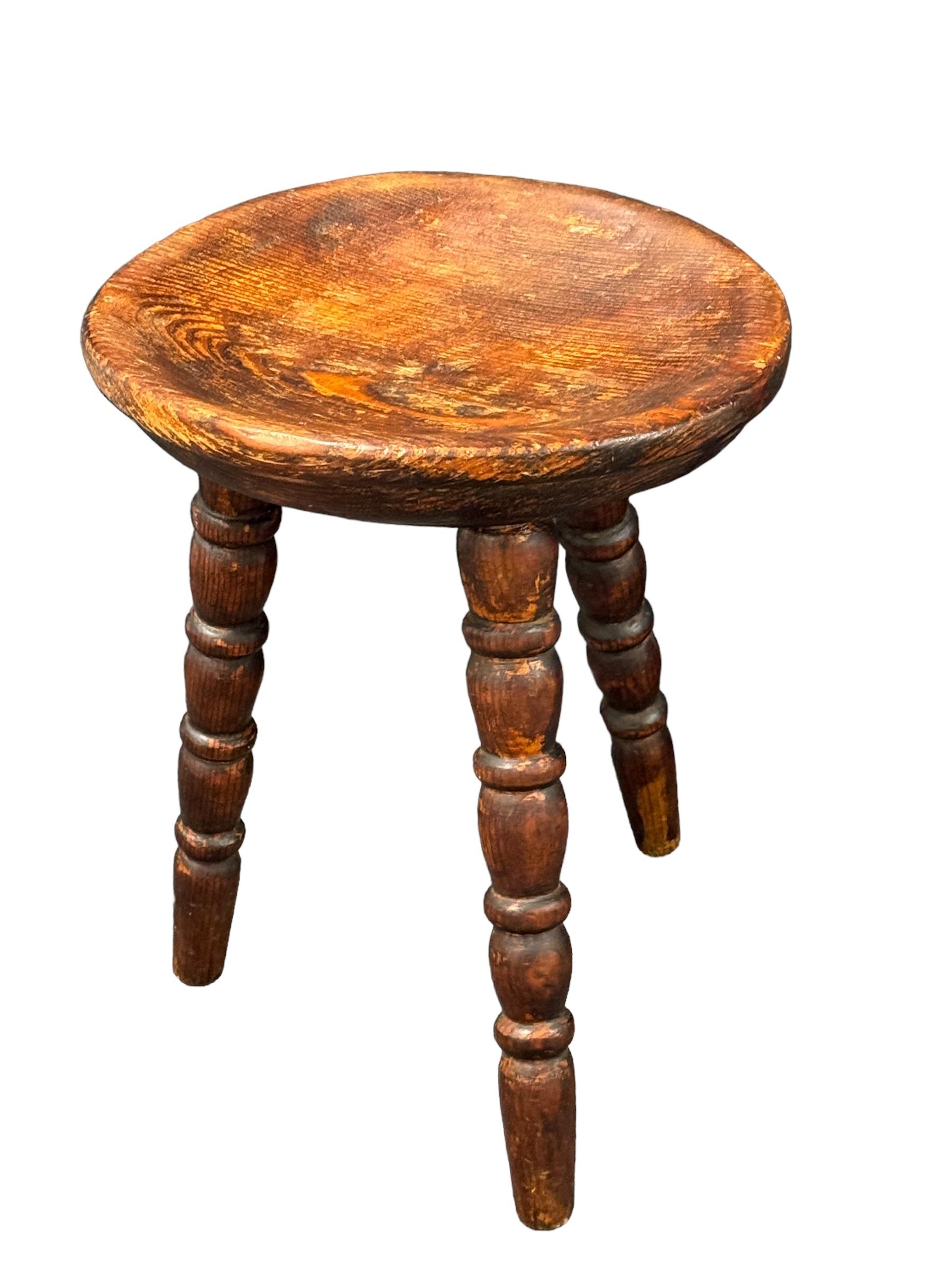 Artisanat Fin du 19e siècle Tabouret à 3 pieds Wabi Sabi, Autriche Vers 1890 - 1900 en vente