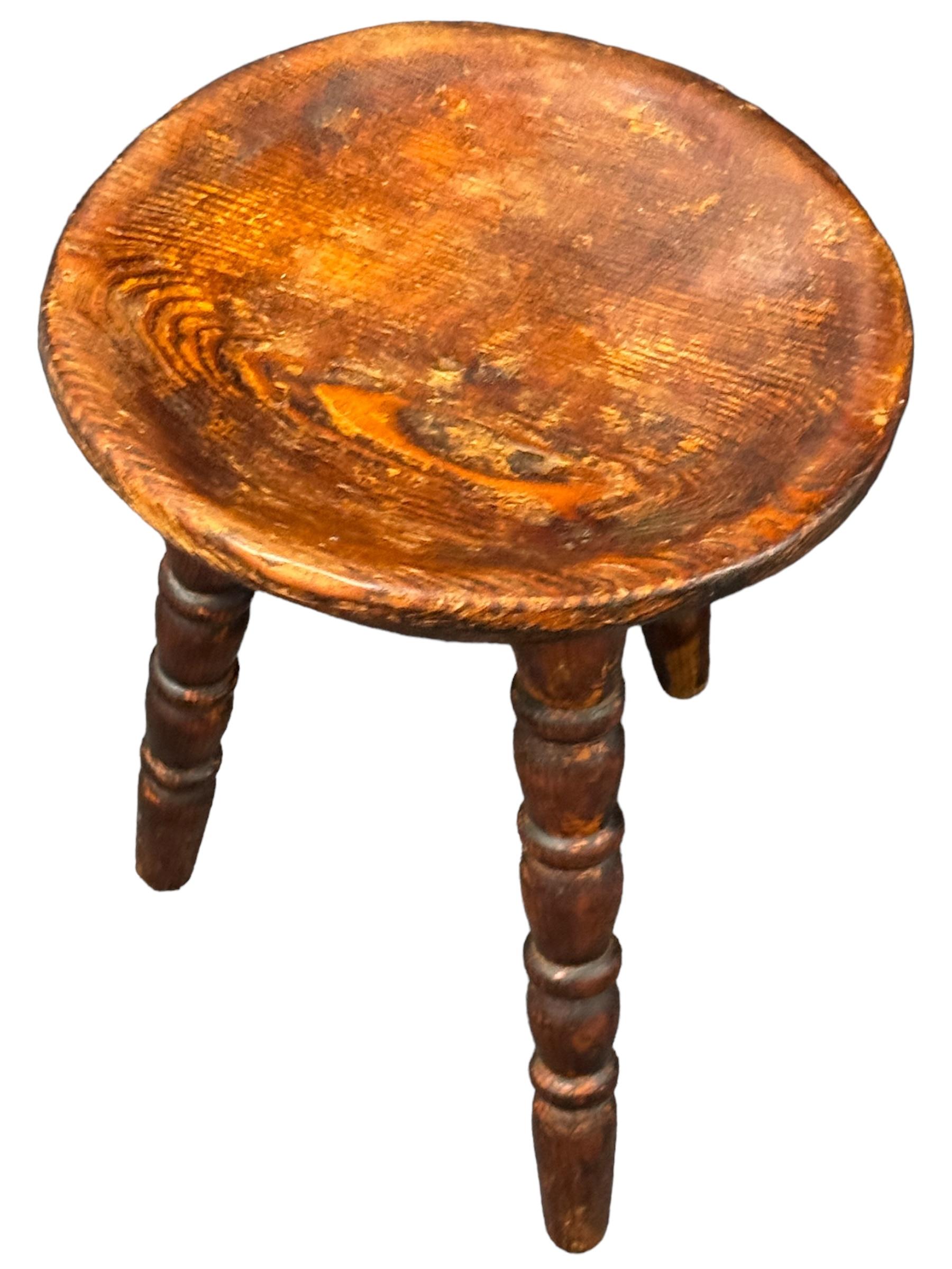 Autrichien Fin du 19e siècle Tabouret à 3 pieds Wabi Sabi, Autriche Vers 1890 - 1900 en vente