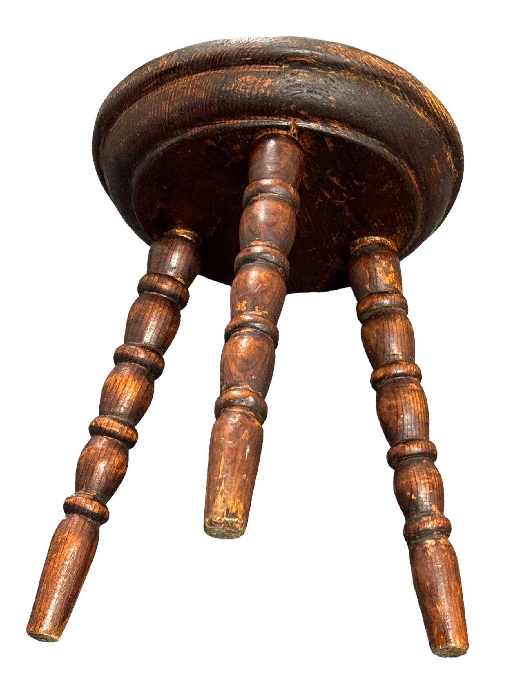 Fait main Fin du 19e siècle Tabouret à 3 pieds Wabi Sabi, Autriche Vers 1890 - 1900 en vente