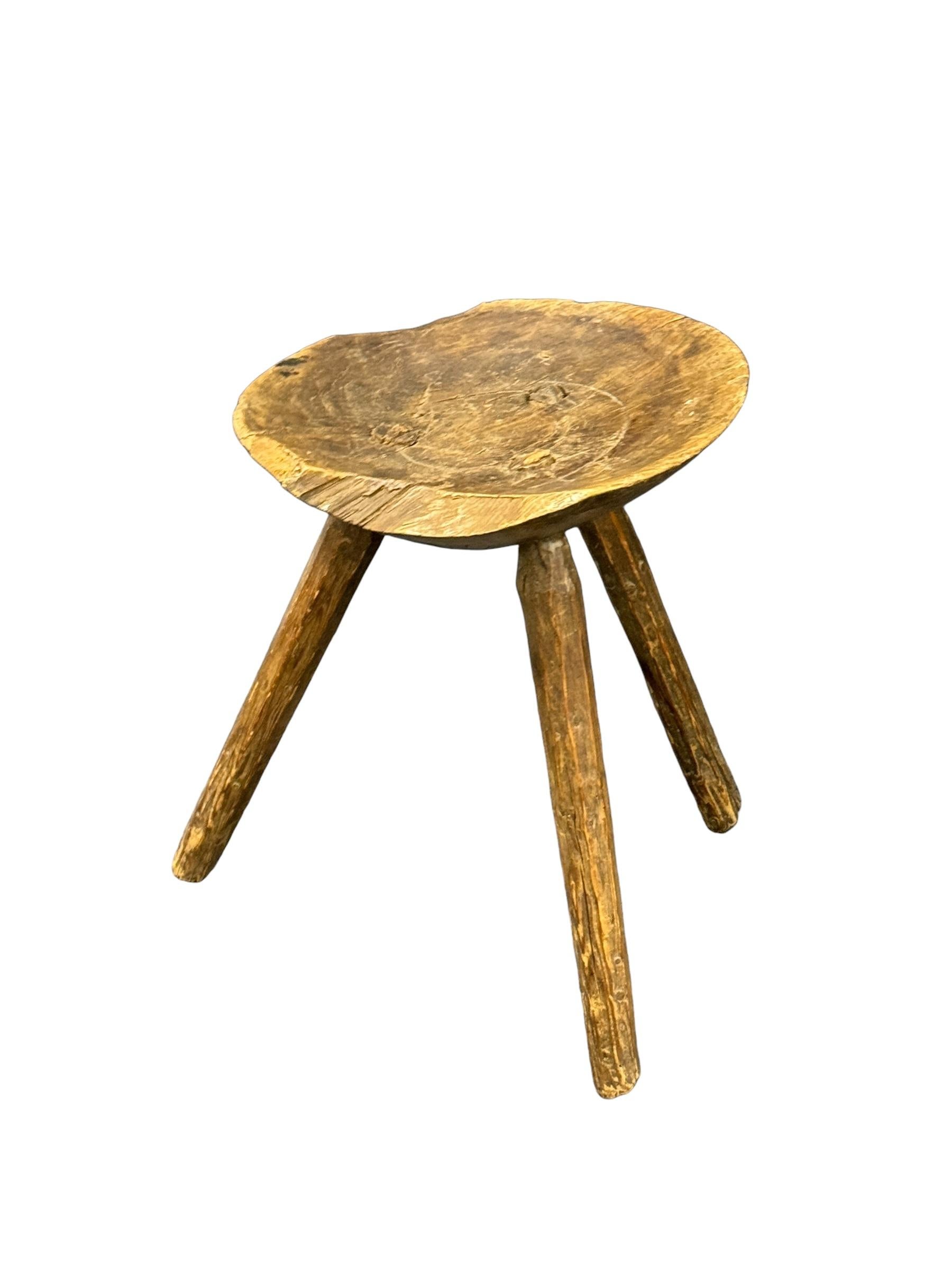 Fait main Fin du 19e siècle Tabouret à 3 pieds Wabi Sabi, Autriche Vers 1890 - 1900 en vente