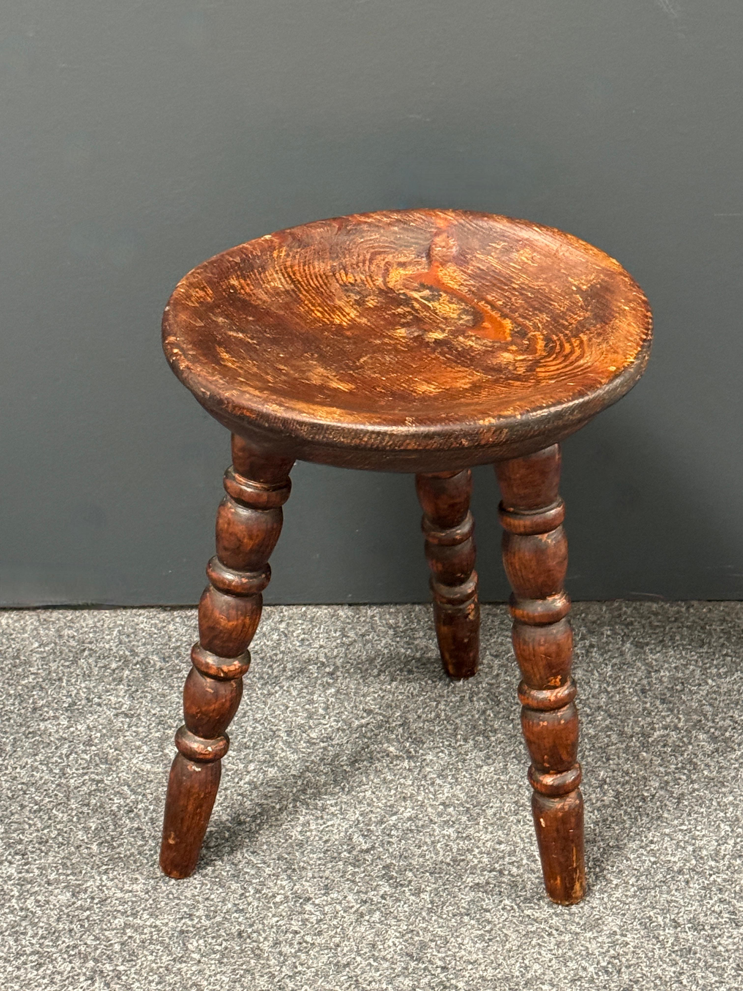 Fin du 19e siècle Tabouret à 3 pieds Wabi Sabi, Autriche Vers 1890 - 1900 Bon état - En vente à Nuernberg, DE