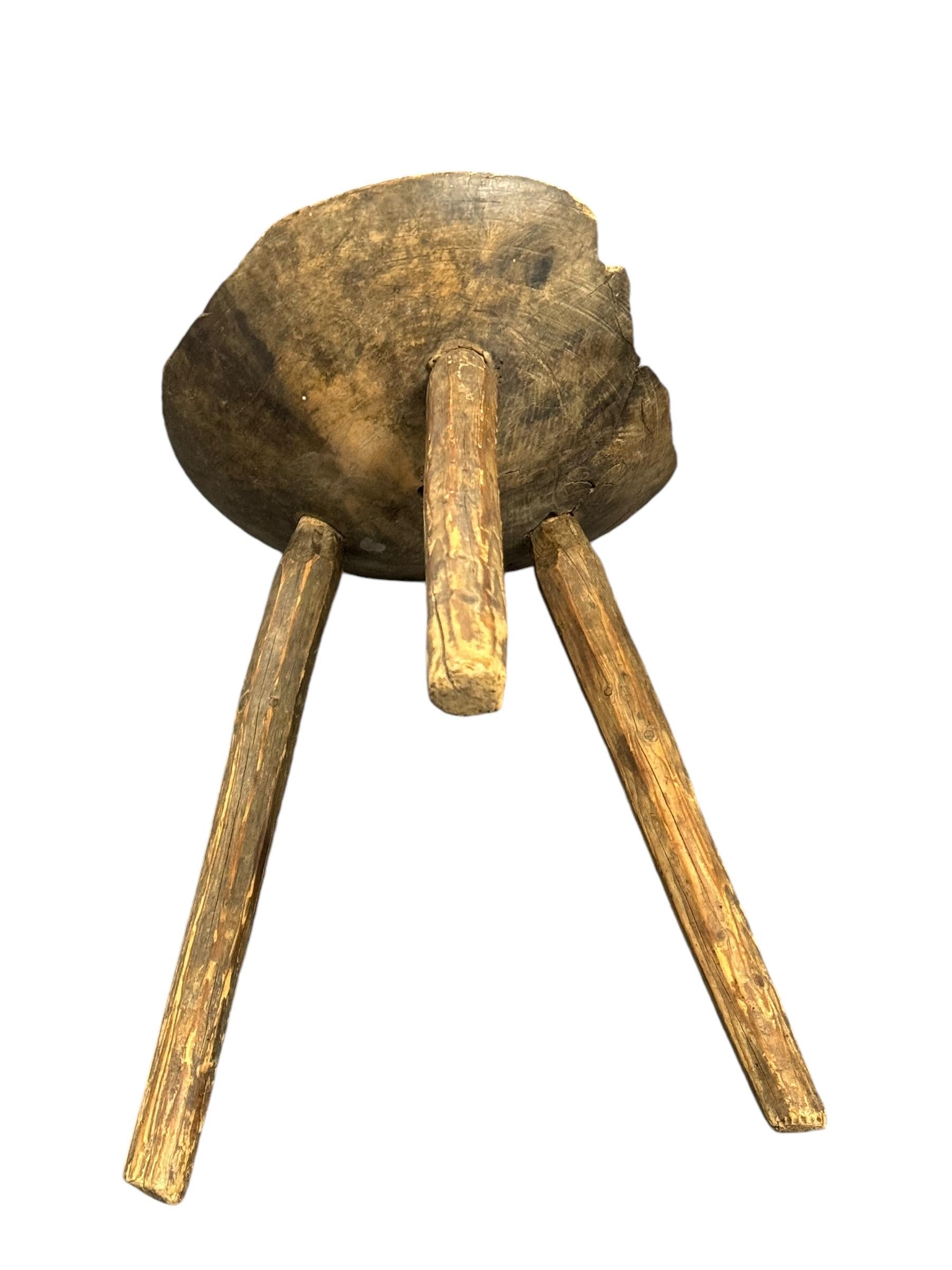 Fin du 19e siècle Tabouret à 3 pieds Wabi Sabi, Autriche Vers 1890 - 1900 Bon état - En vente à Nuernberg, DE