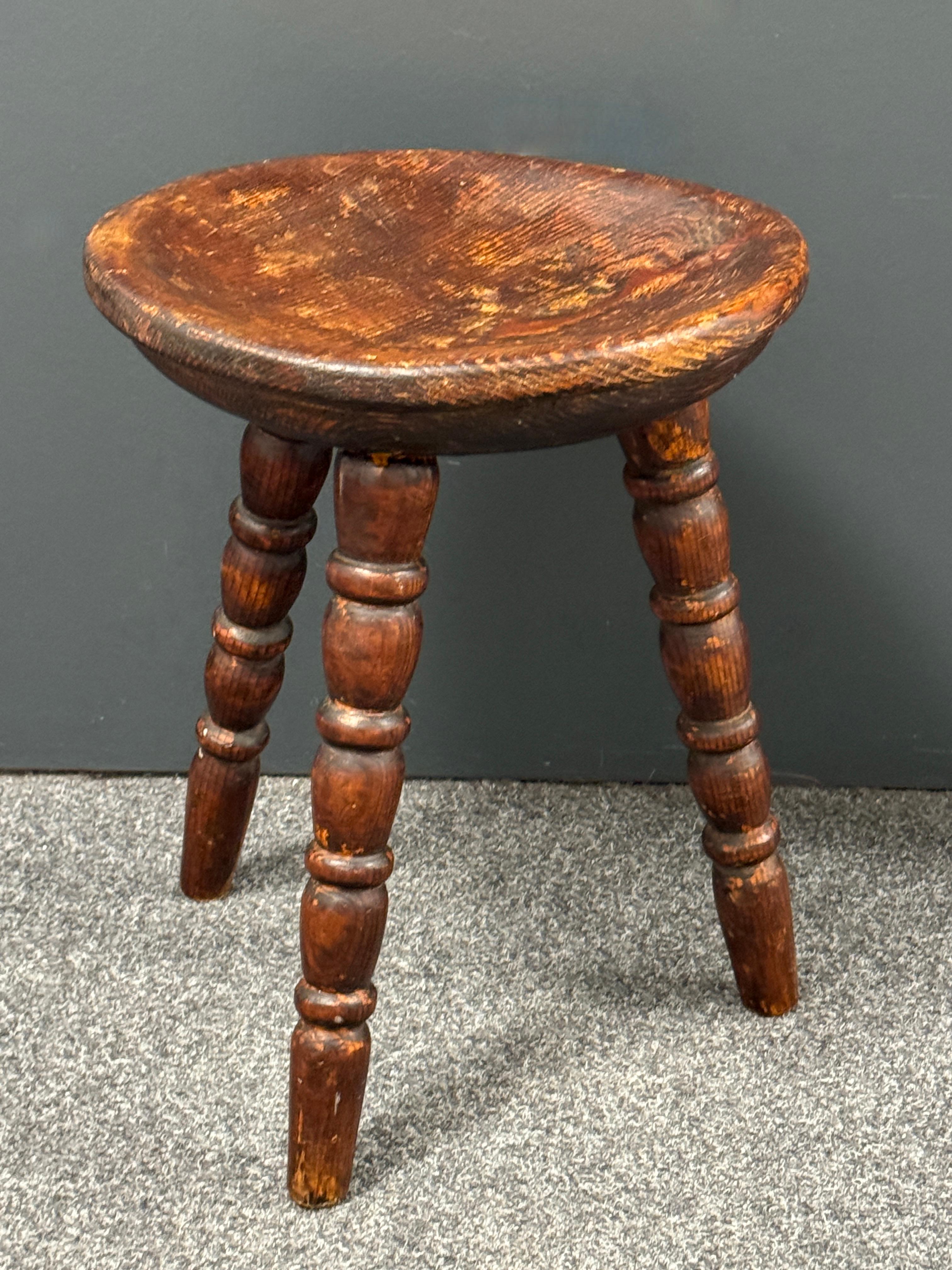 XIXe siècle Fin du 19e siècle Tabouret à 3 pieds Wabi Sabi, Autriche Vers 1890 - 1900 en vente