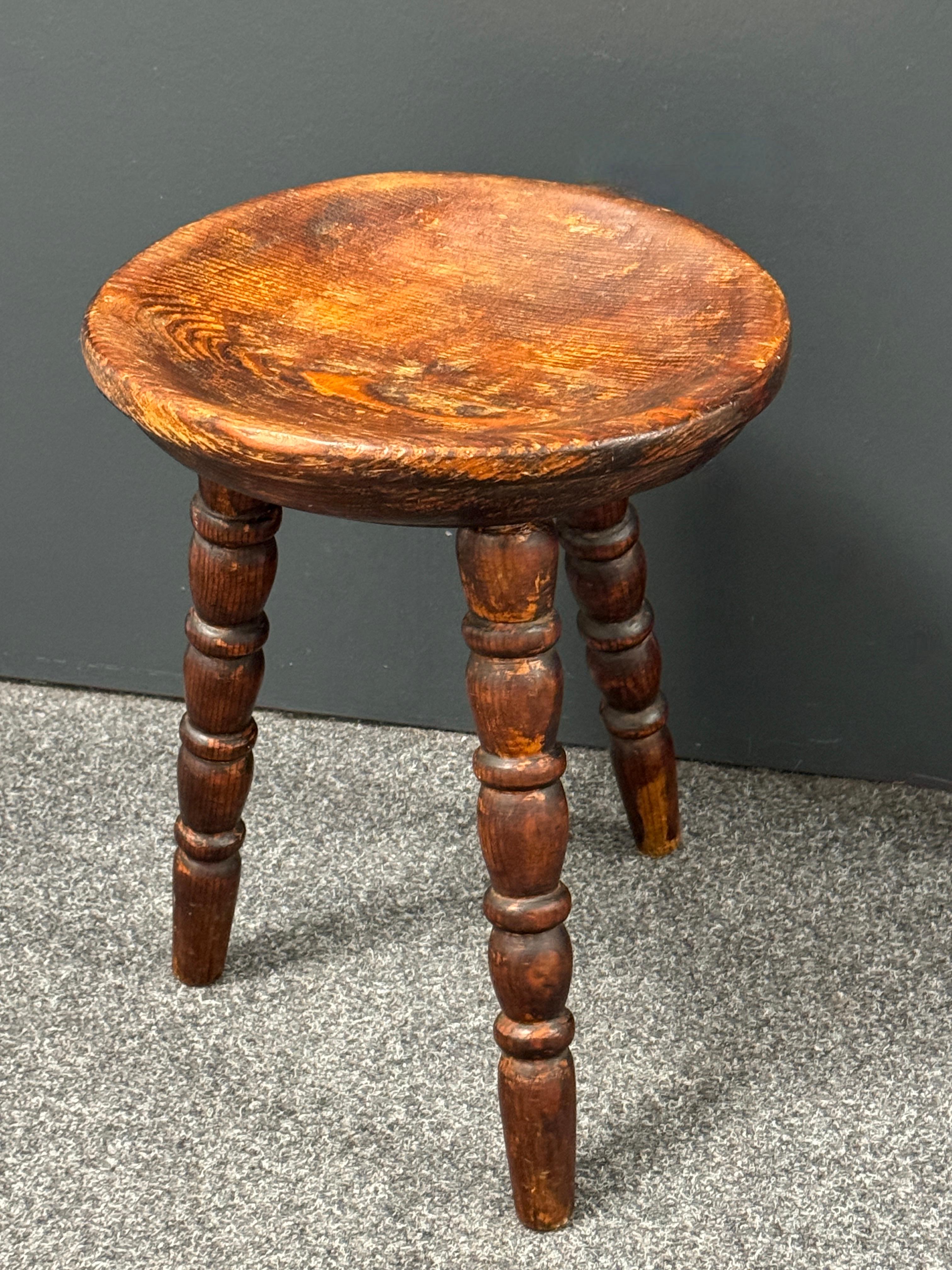 Bois Fin du 19e siècle Tabouret à 3 pieds Wabi Sabi, Autriche Vers 1890 - 1900 en vente