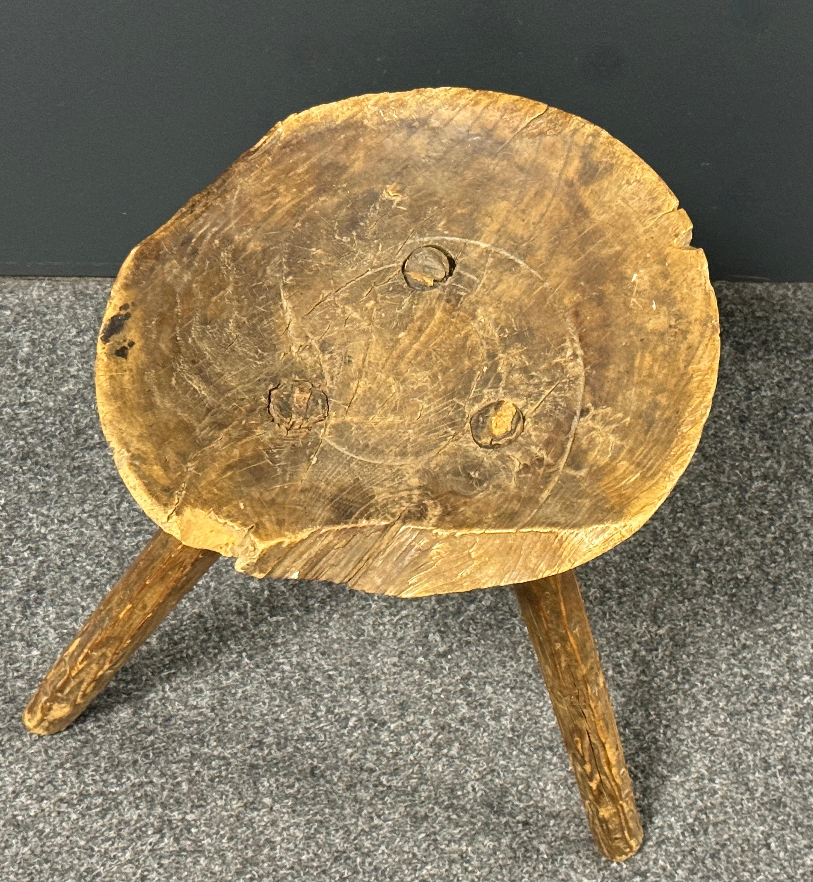 Bois Fin du 19e siècle Tabouret à 3 pieds Wabi Sabi, Autriche Vers 1890 - 1900 en vente
