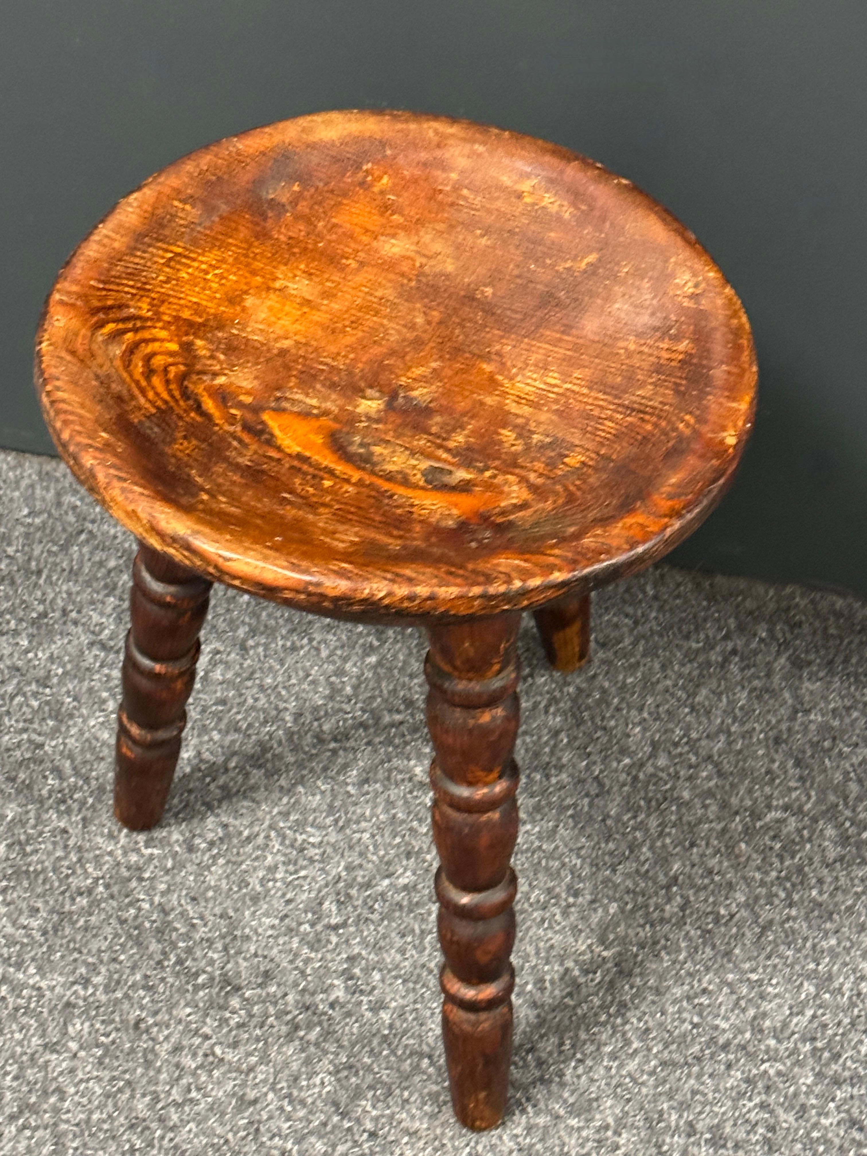 Fin du 19e siècle Tabouret à 3 pieds Wabi Sabi, Autriche Vers 1890 - 1900 en vente 1