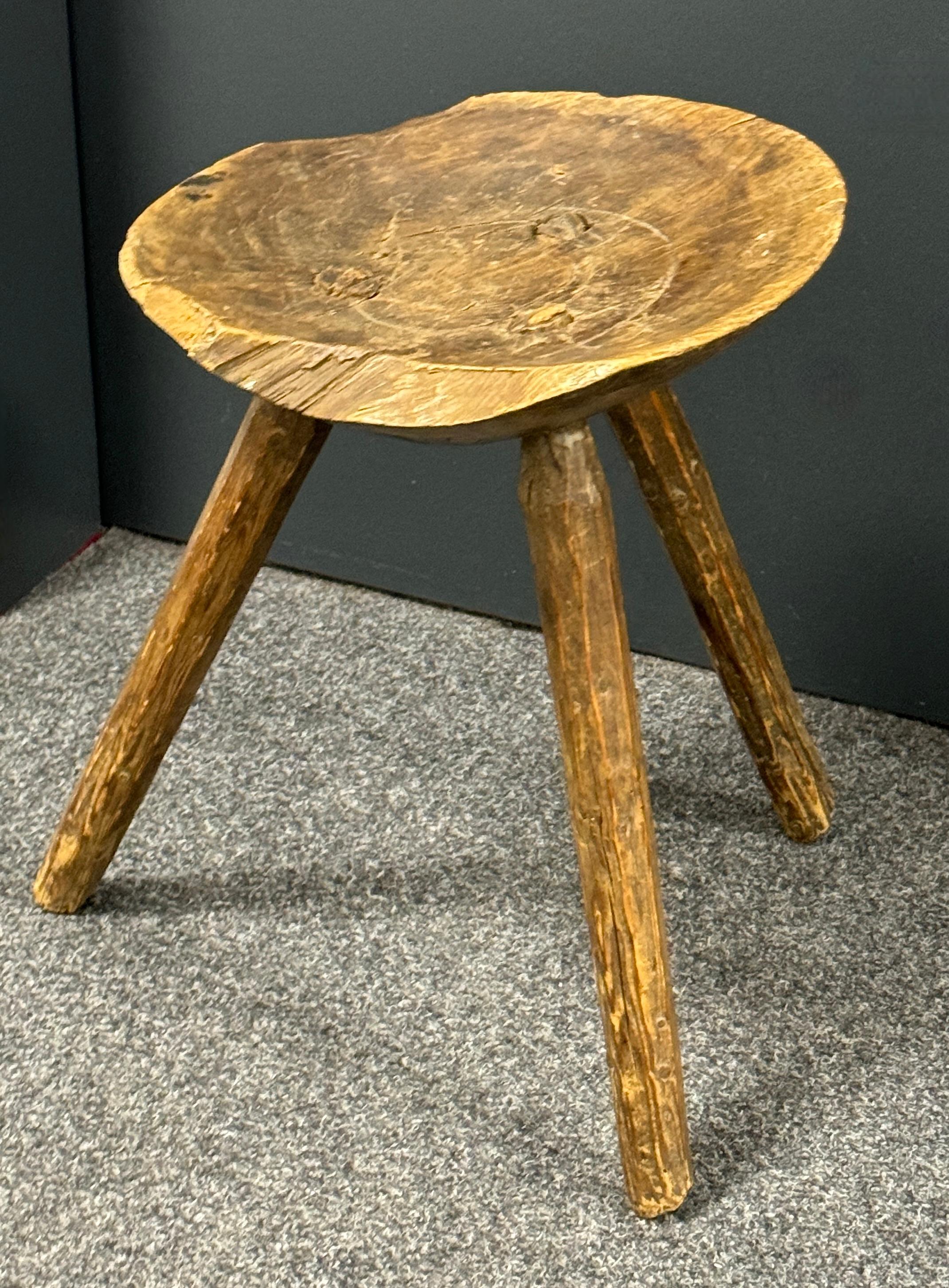Fin du 19e siècle Tabouret à 3 pieds Wabi Sabi, Autriche Vers 1890 - 1900 en vente 1