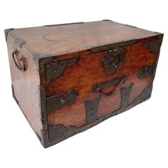 Caja de almacenaje de nogal y hierro forjado a mano de finales del siglo XIX