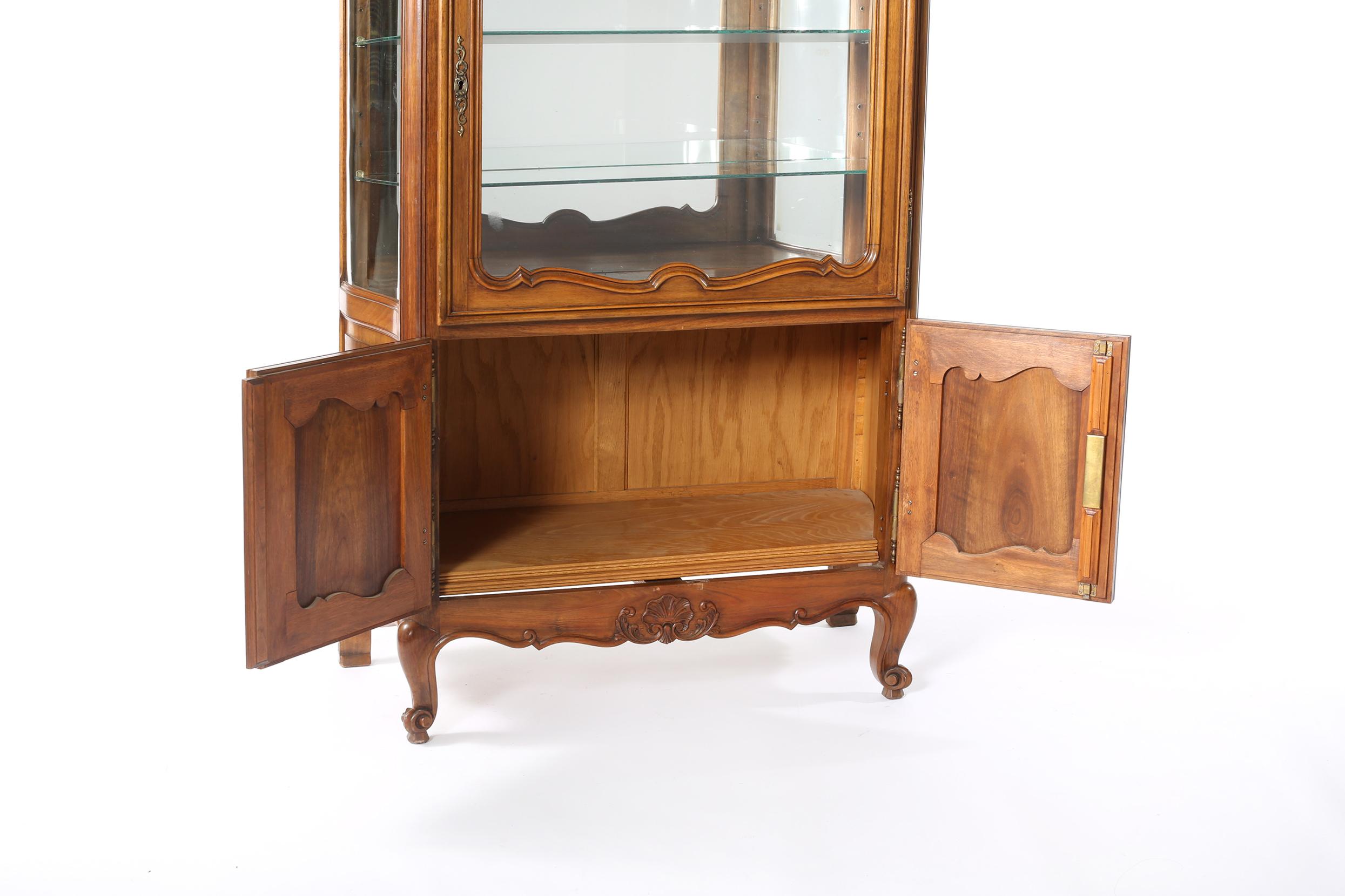 Milieu du XIXe siècle Vaisselier en noyer de la fin du 19e siècle avec intérieur en miroir en vente