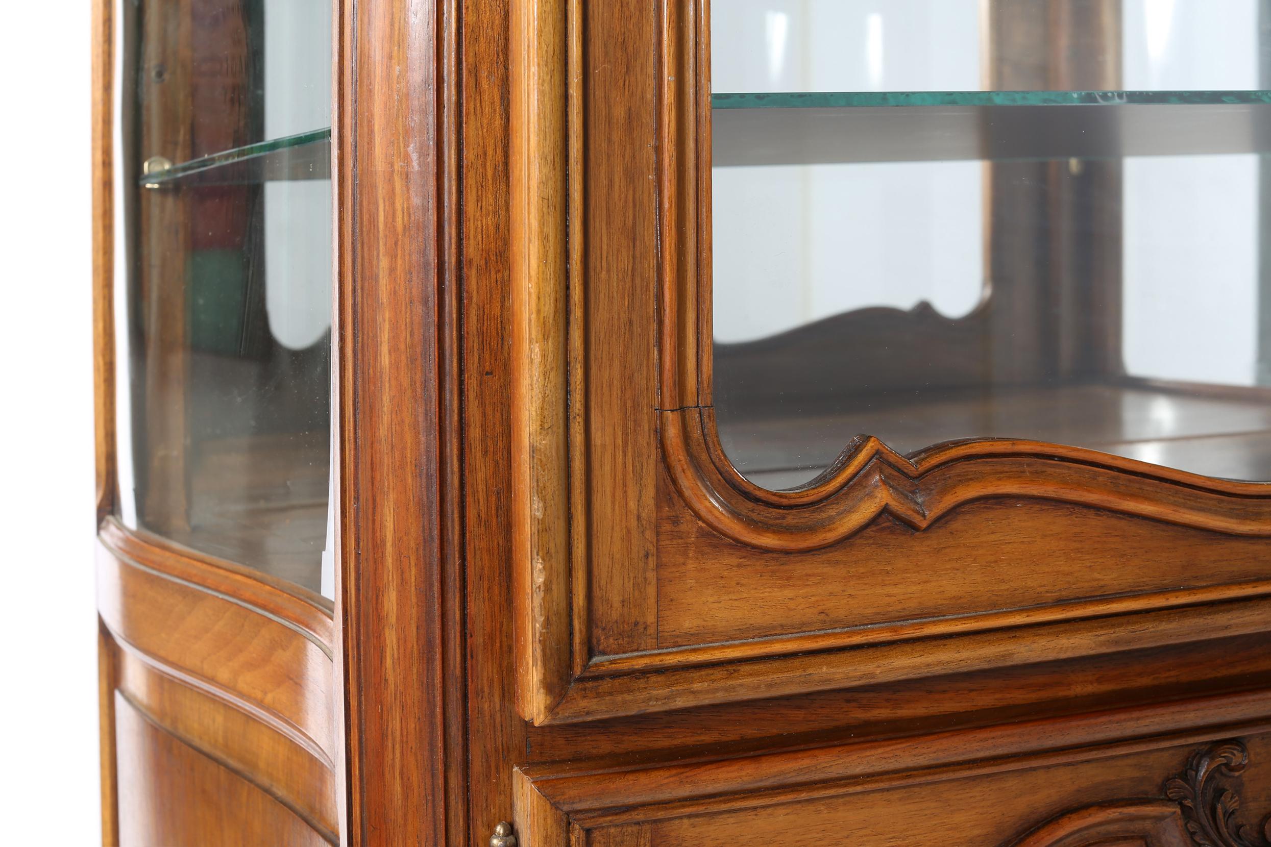Verre Vaisselier en noyer de la fin du 19e siècle avec intérieur en miroir en vente