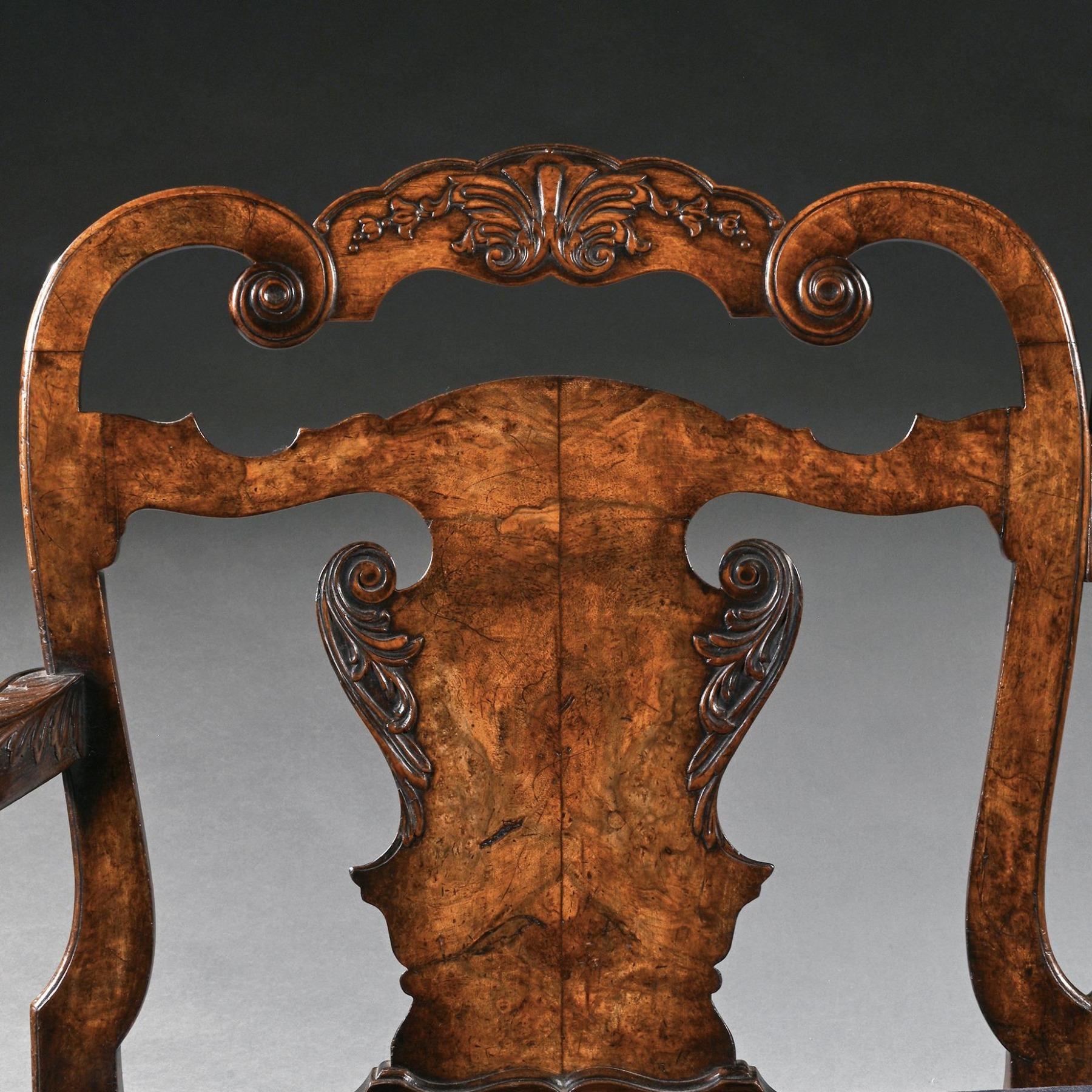 Twin Chair Back Sofa aus Nussbaumholz aus dem späten 19. Jahrhundert nach George II.-Design im Angebot 1