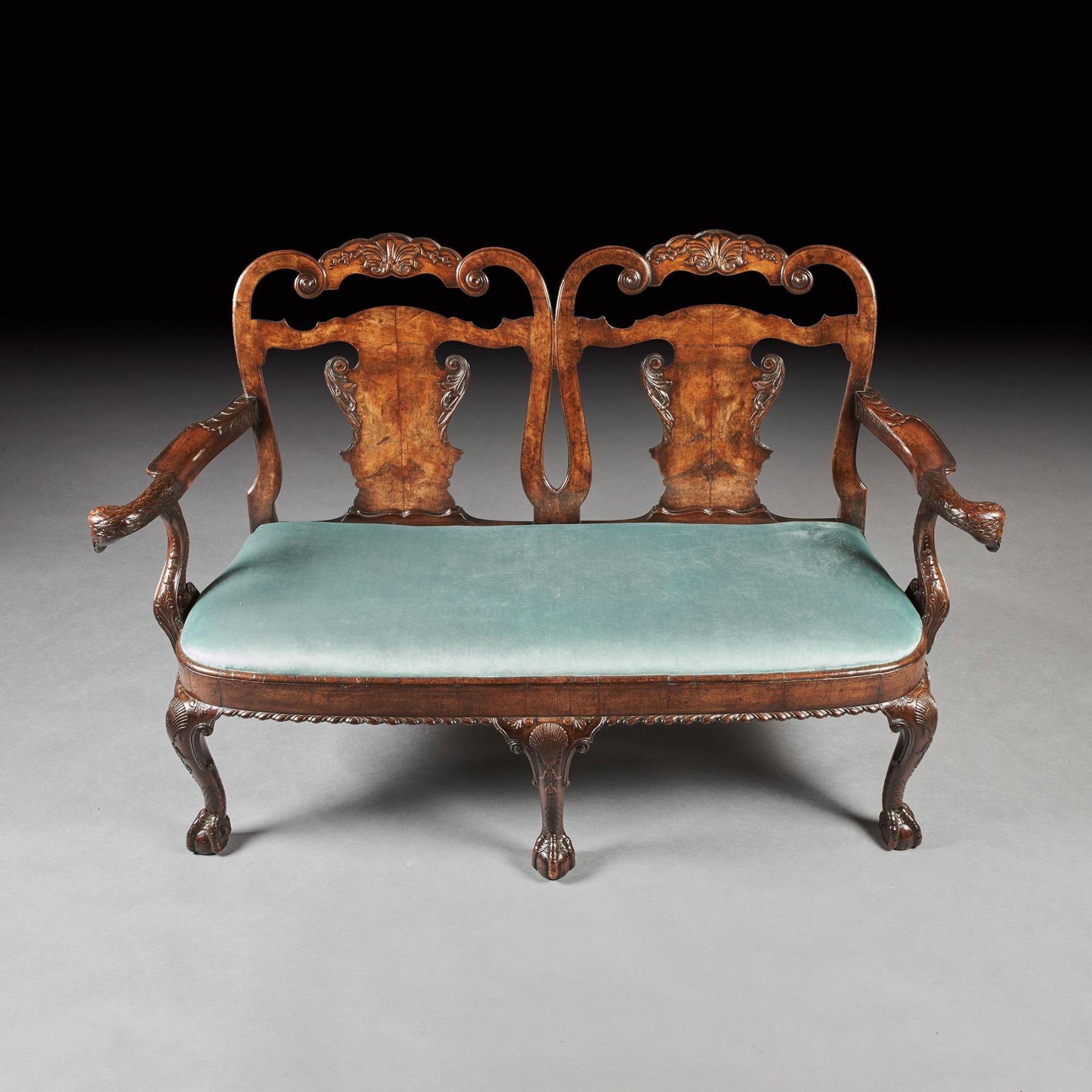 Twin Chair Back Sofa aus Nussbaumholz aus dem späten 19. Jahrhundert nach George II.-Design im Angebot 2