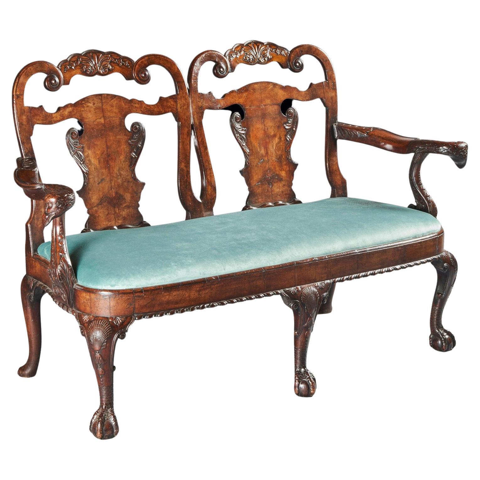 Twin Chair Back Sofa aus Nussbaumholz aus dem späten 19. Jahrhundert nach George II.-Design im Angebot