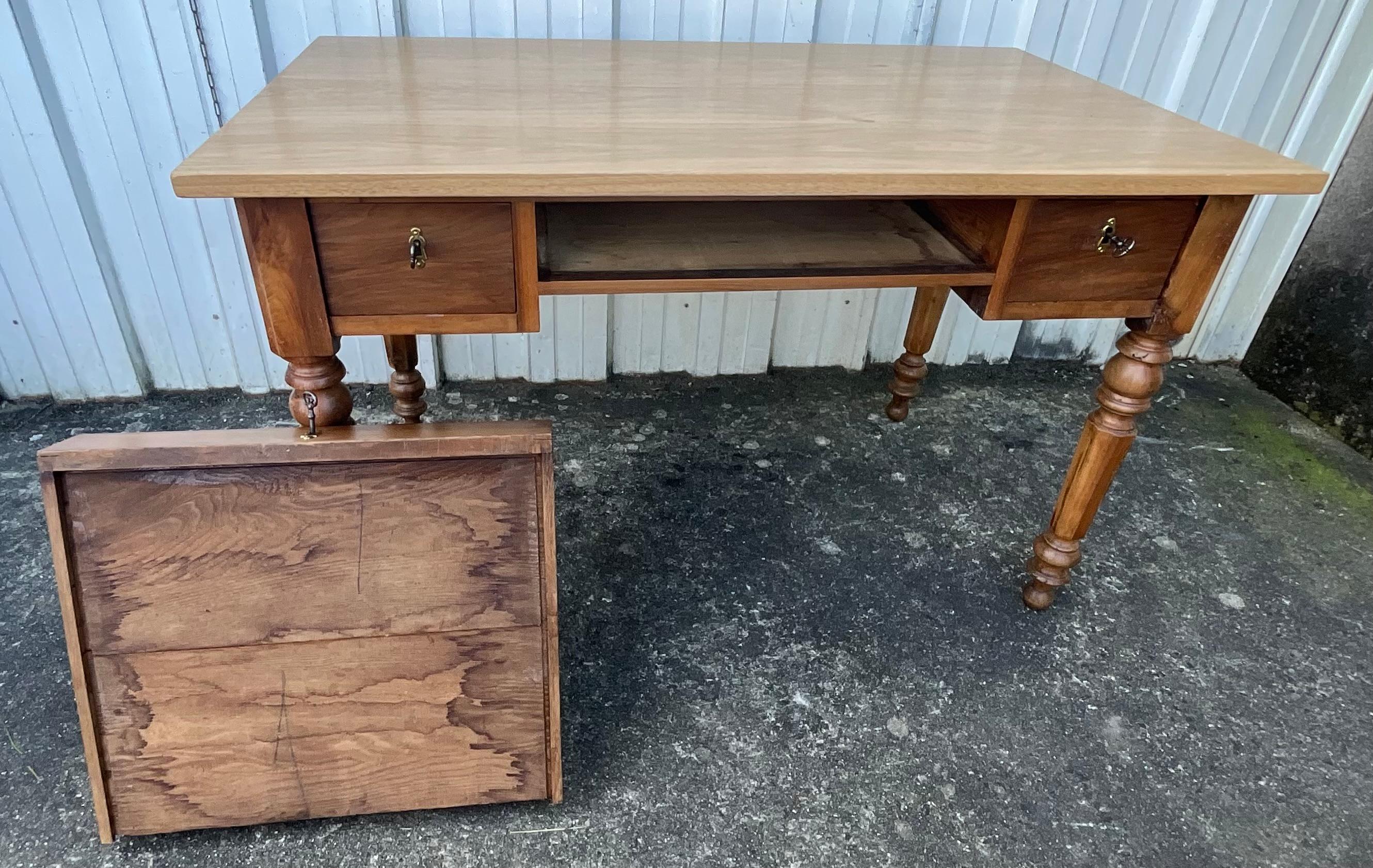 Mesa de escritorio de nogal de finales del siglo XIX con tablero de roble contemporáneo en venta 4
