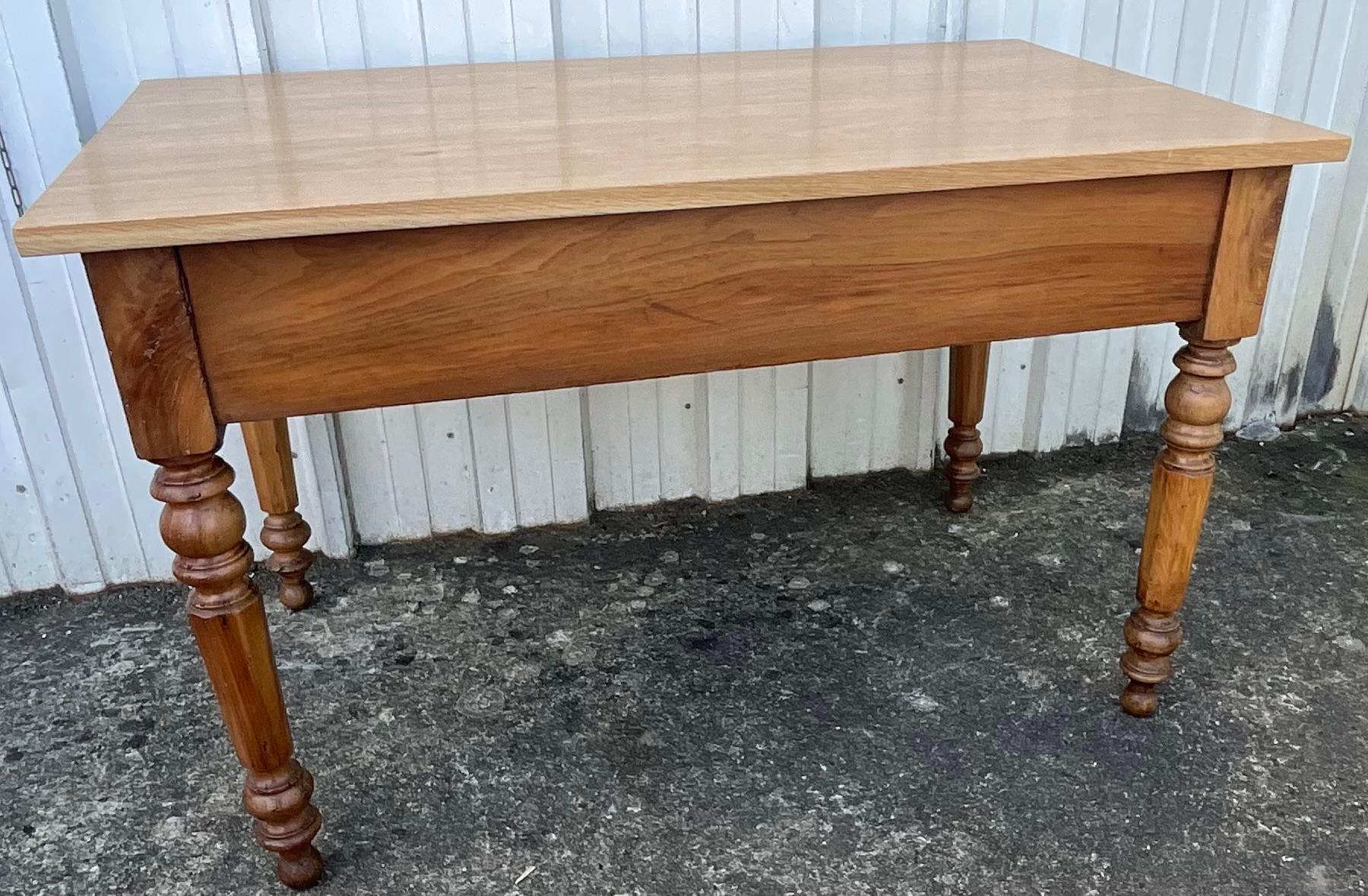 Mesa de escritorio de nogal de finales del siglo XIX con tablero de roble contemporáneo en venta 5