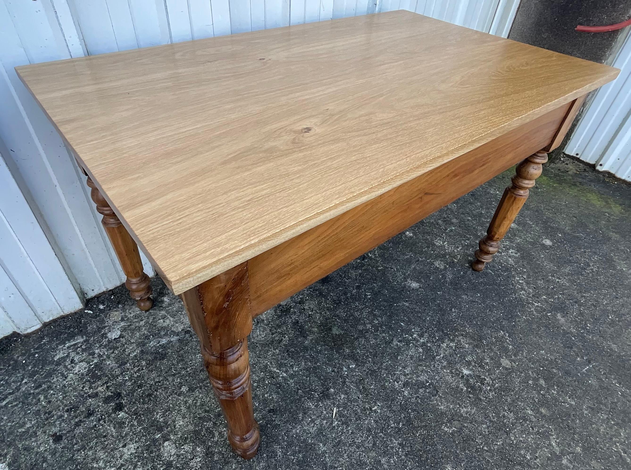 Mesa de escritorio de nogal de finales del siglo XIX con tablero de roble contemporáneo en venta 6