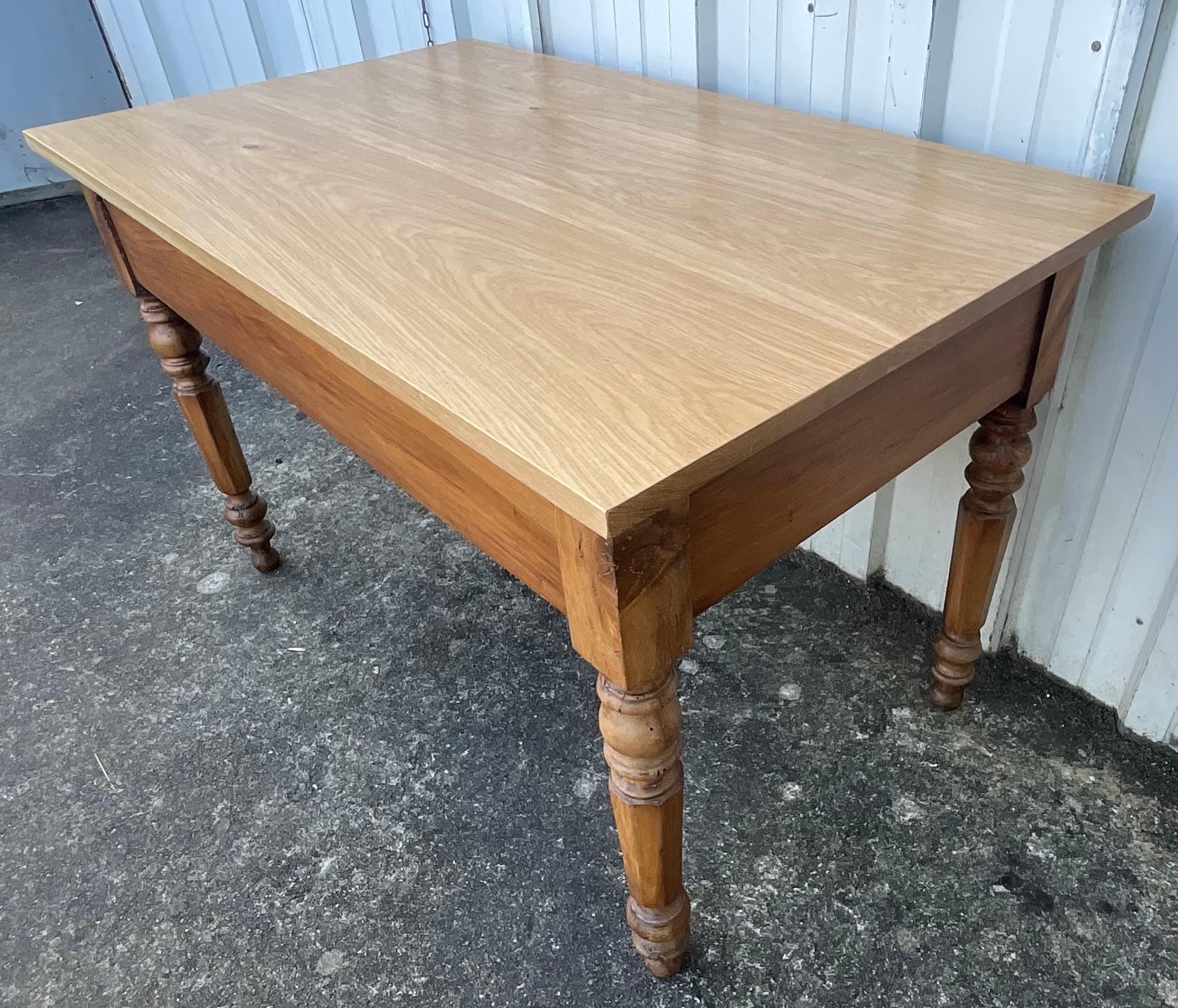 Mesa de escritorio de nogal de finales del siglo XIX con tablero de roble contemporáneo en venta 7