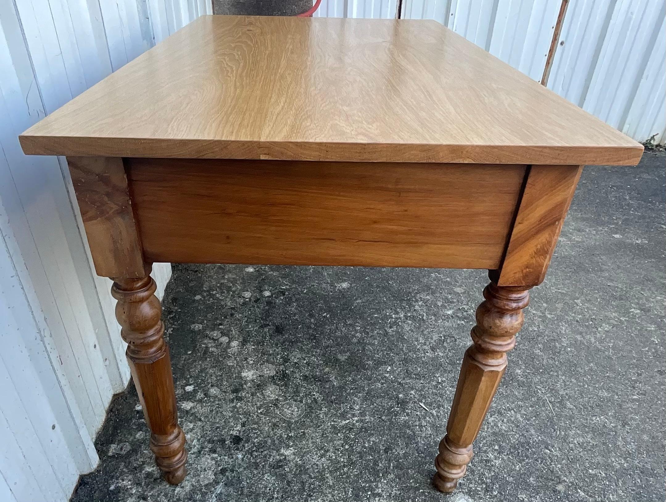 Mesa de escritorio de nogal de finales del siglo XIX con tablero de roble contemporáneo Fines del siglo XIX en venta