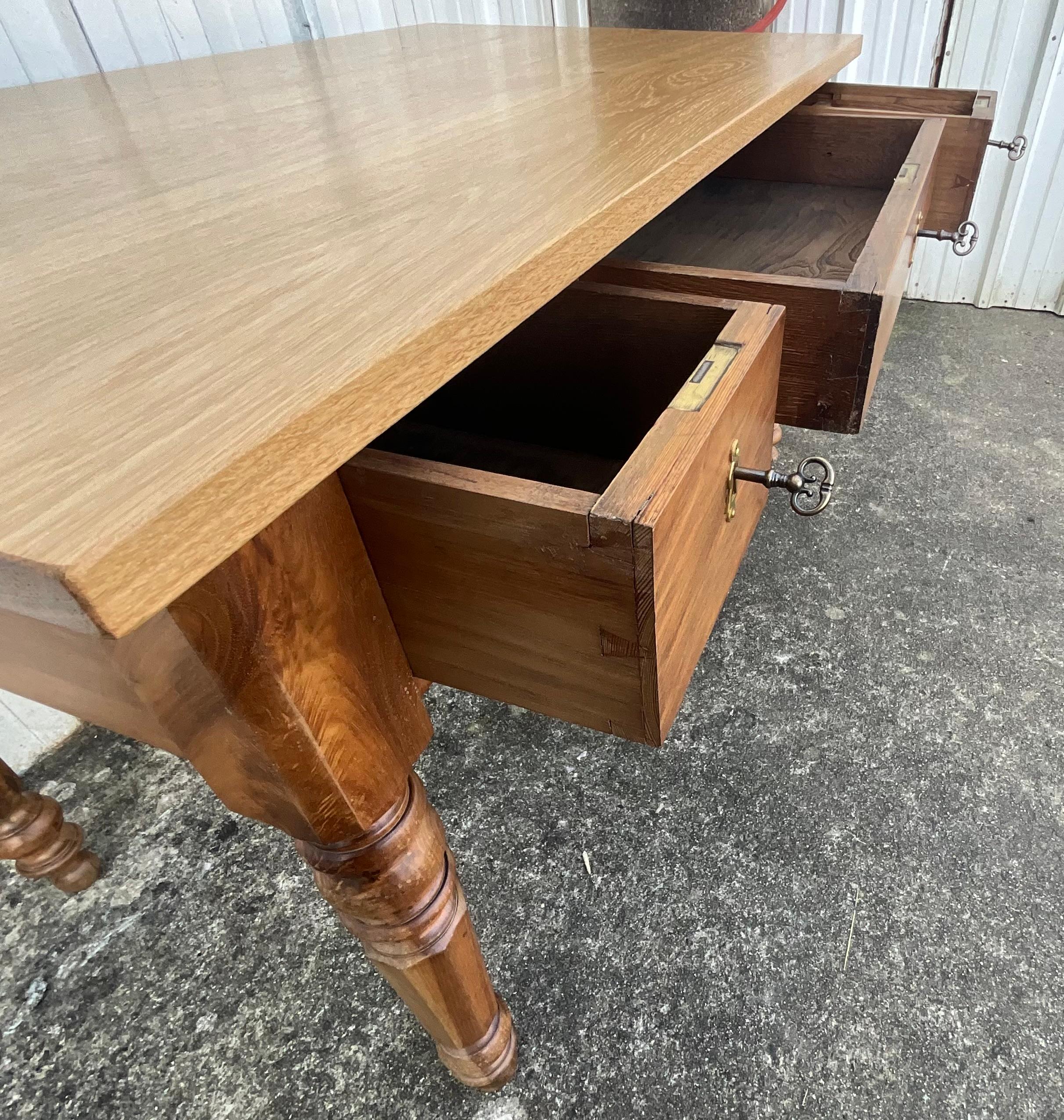 Mesa de escritorio de nogal de finales del siglo XIX con tablero de roble contemporáneo Nogal en venta