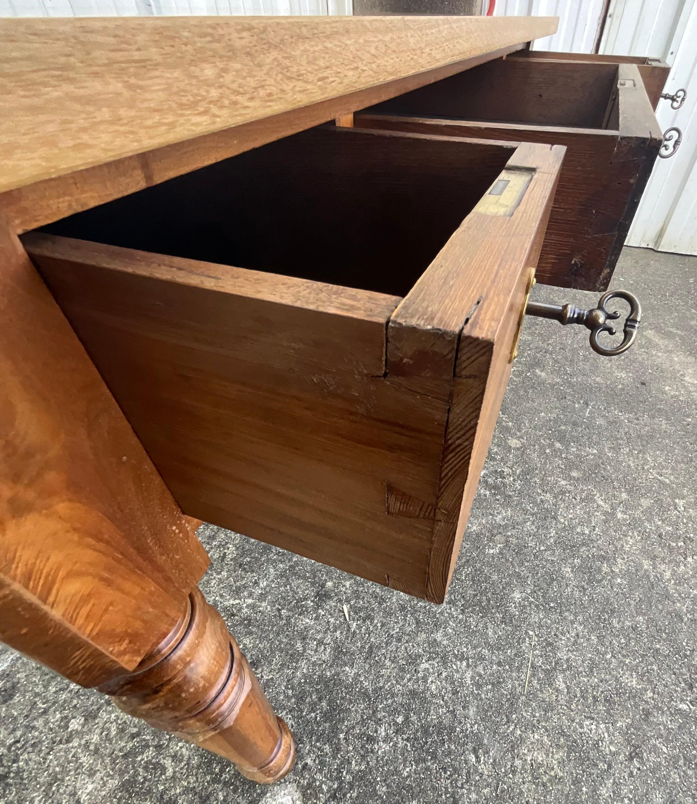 Mesa de escritorio de nogal de finales del siglo XIX con tablero de roble contemporáneo en venta 1