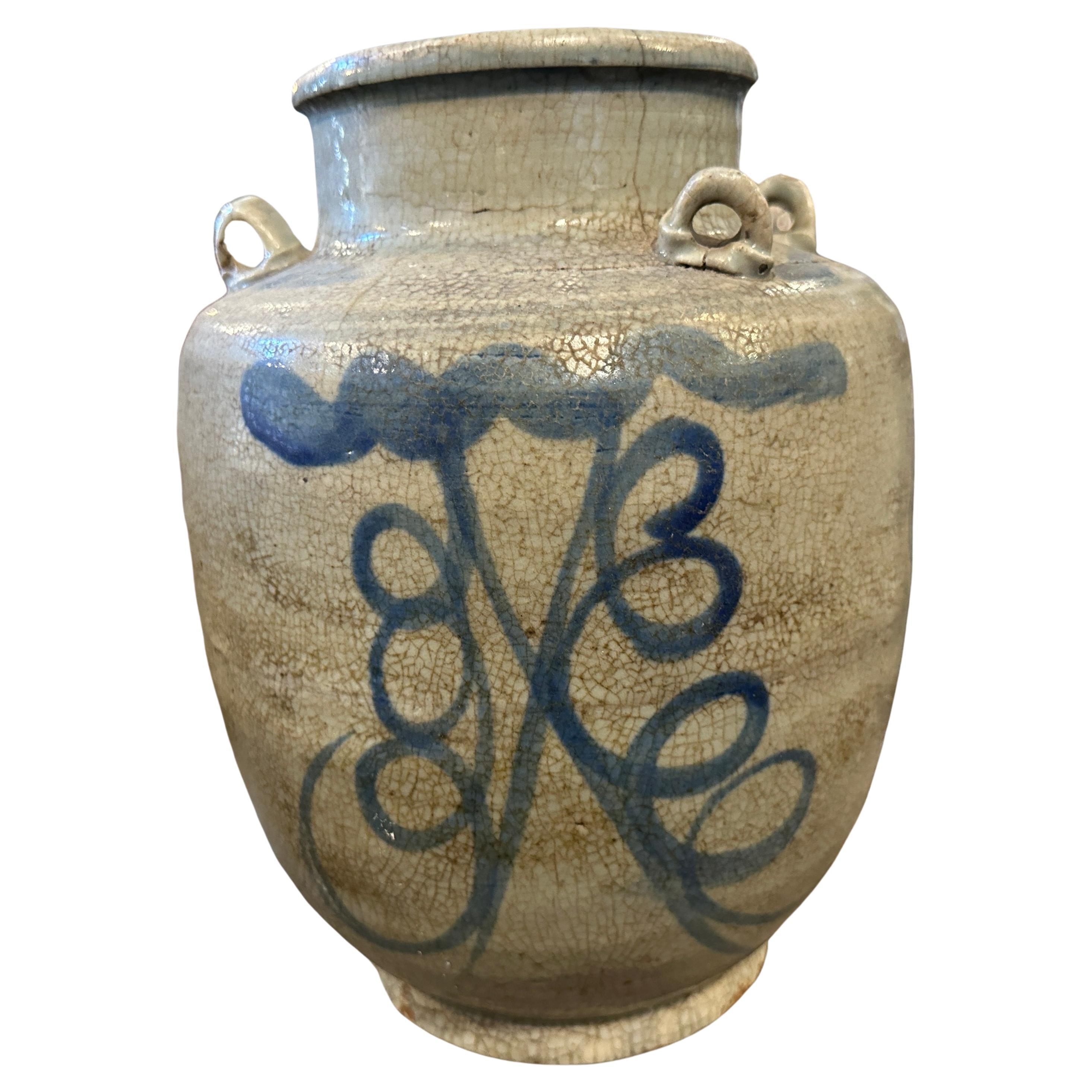 Der Krug wurde im späten 19. Jahrhundert in China hergestellt und weist aufwendige handgemalte traditionelle chinesische Motive in Blautönen auf weißem Grund auf. Die Vase ist im Originalzustand mit Gebrauchs- und Altersspuren. Sie wurde meist von