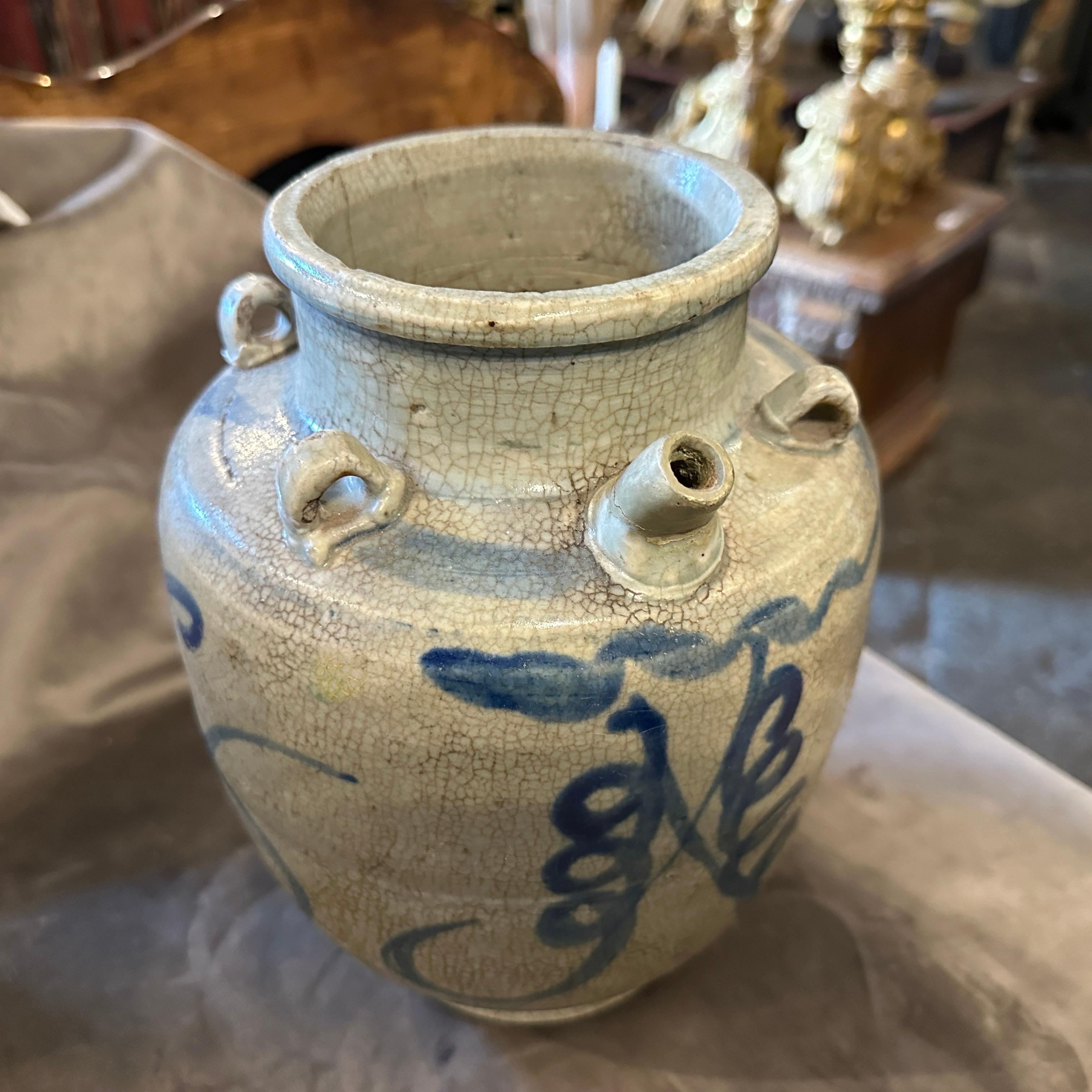 Chinesische Krug-Vase aus weißer und blauer Keramik des späten 19. Jahrhunderts (Chinesischer Export) im Angebot