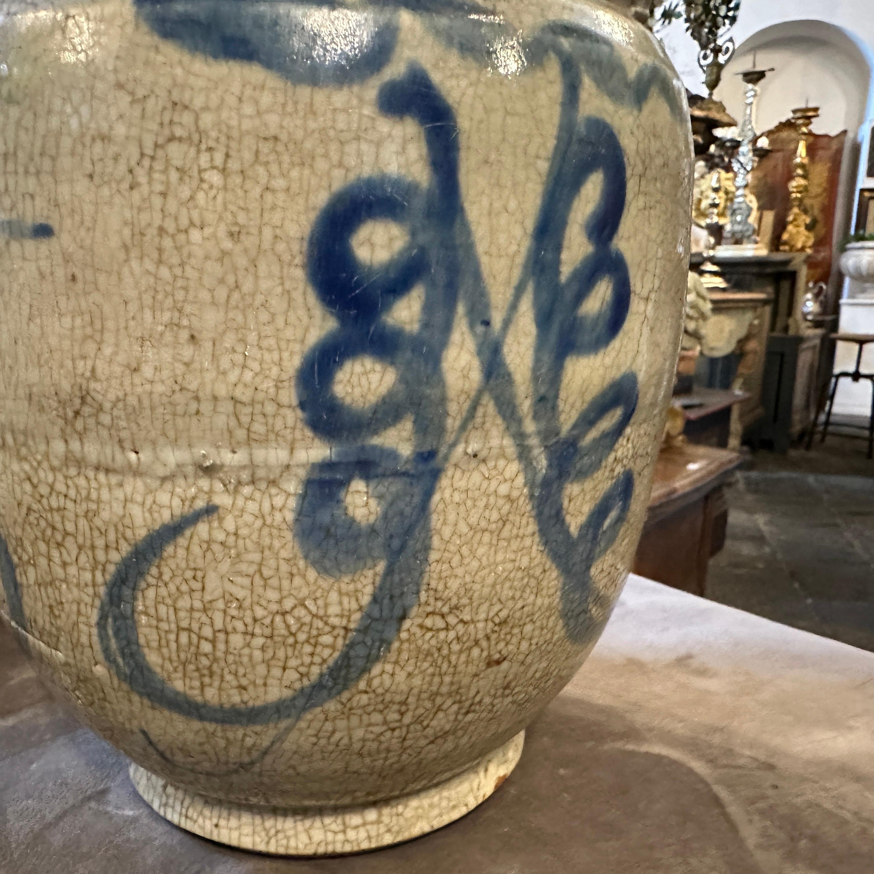 Chinesische Krug-Vase aus weißer und blauer Keramik des späten 19. Jahrhunderts (Handgefertigt) im Angebot