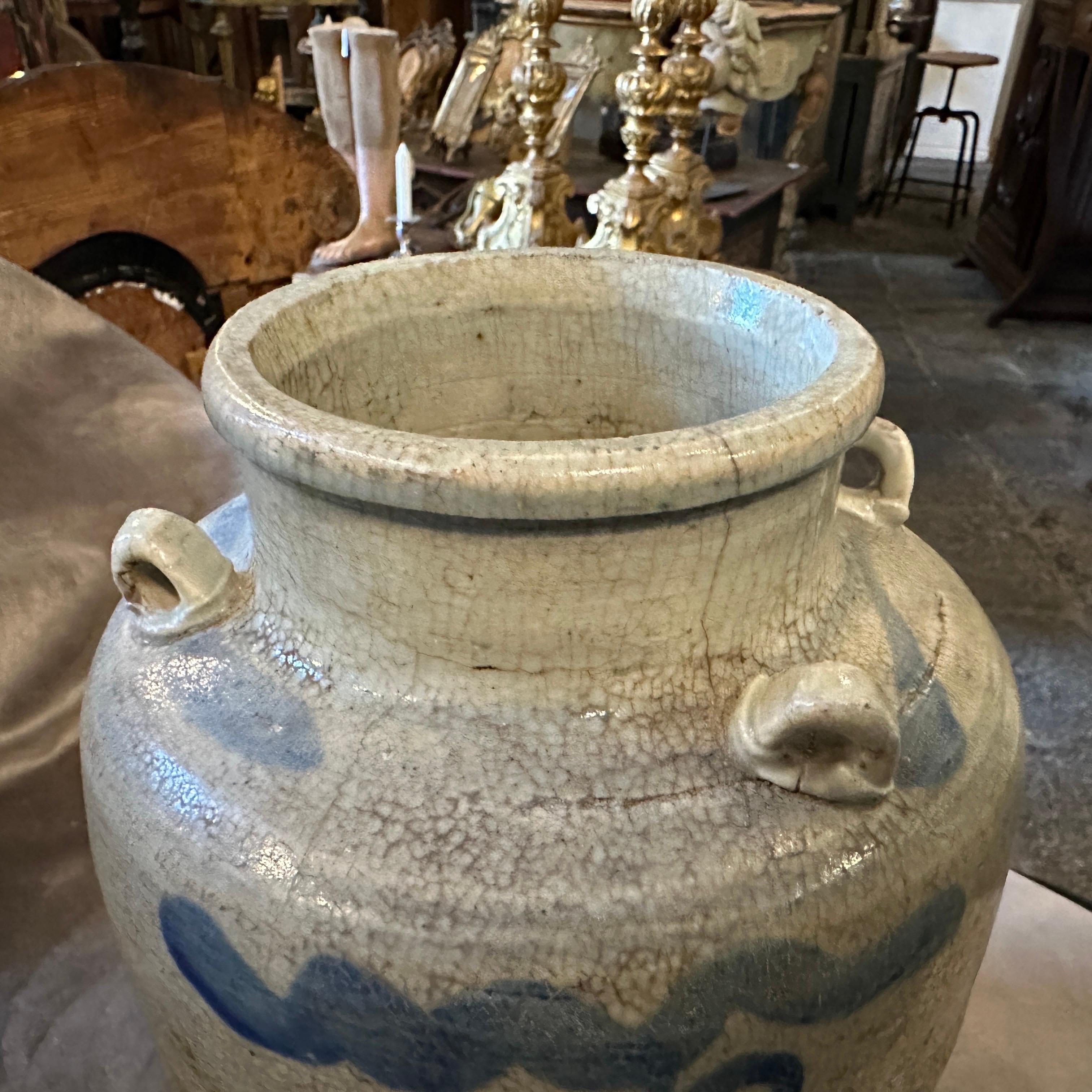 Fait main Vase chinois en céramique blanche et bleue de la fin du XIXe siècle en vente