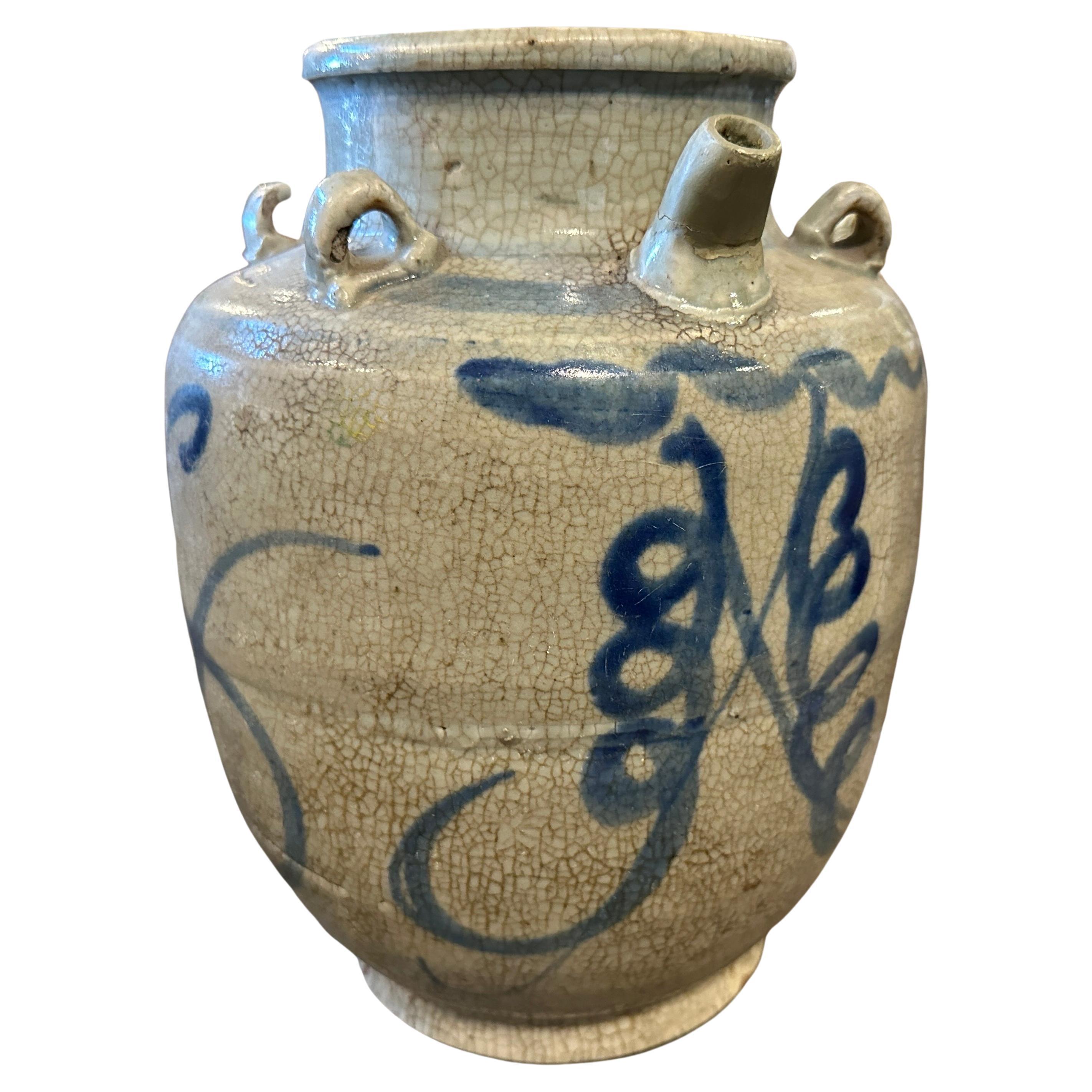 Vase chinois en céramique blanche et bleue de la fin du XIXe siècle en vente