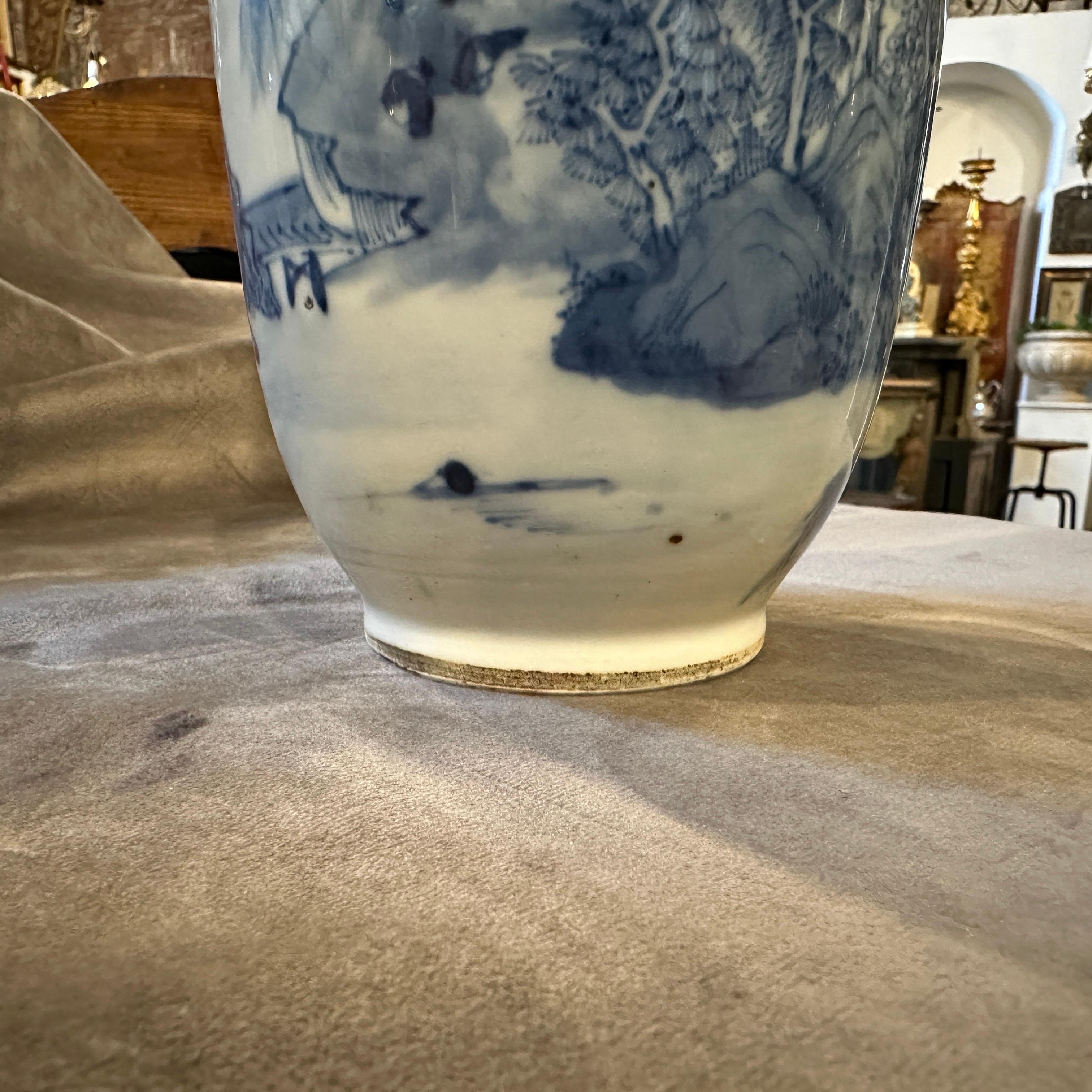 Late 19th Century White and Blue Ceramic Chinese Vase In Good Condition In Catania, Sicilia