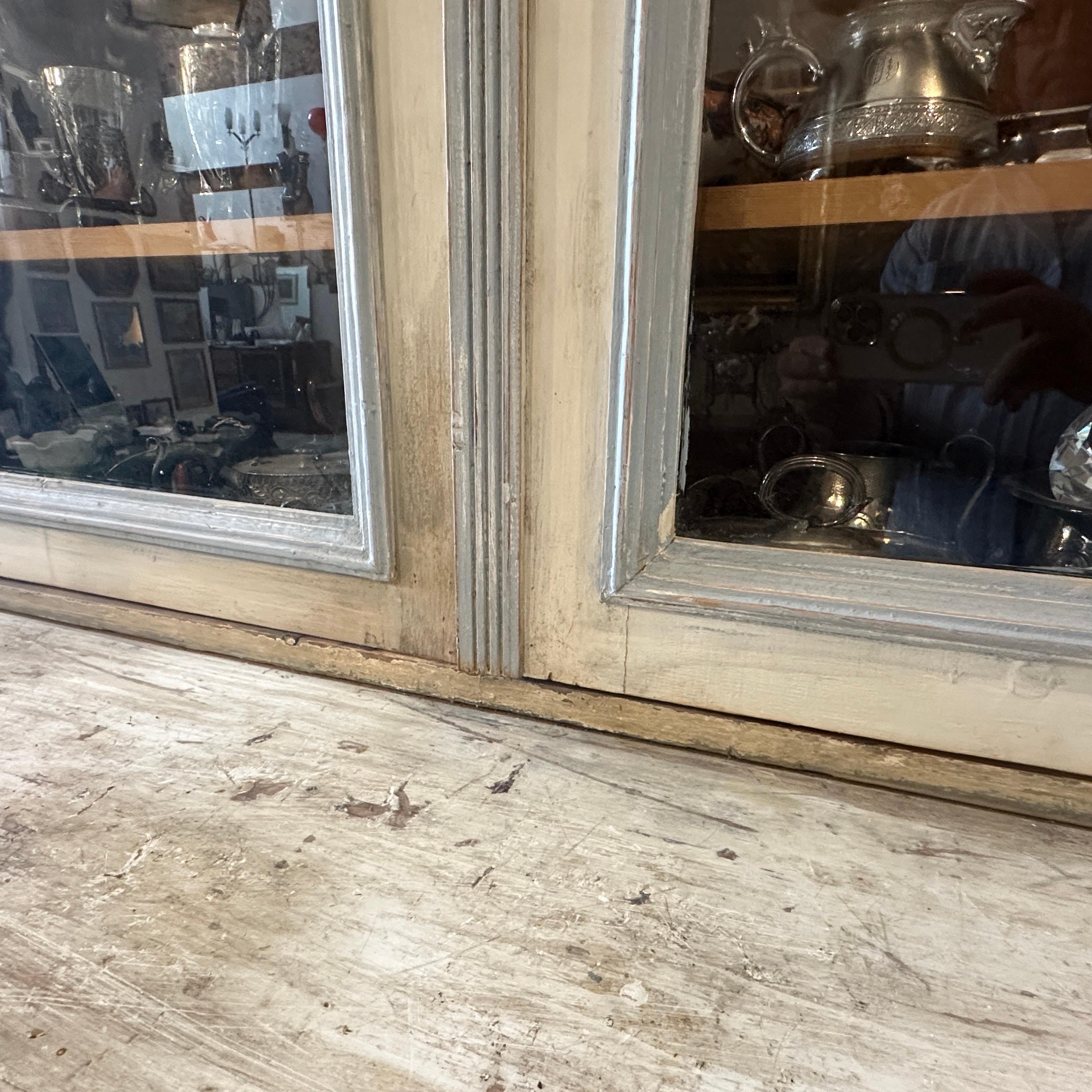 Credenza grande siciliana in legno laccato bianco e azzurro di fine Ottocento 1