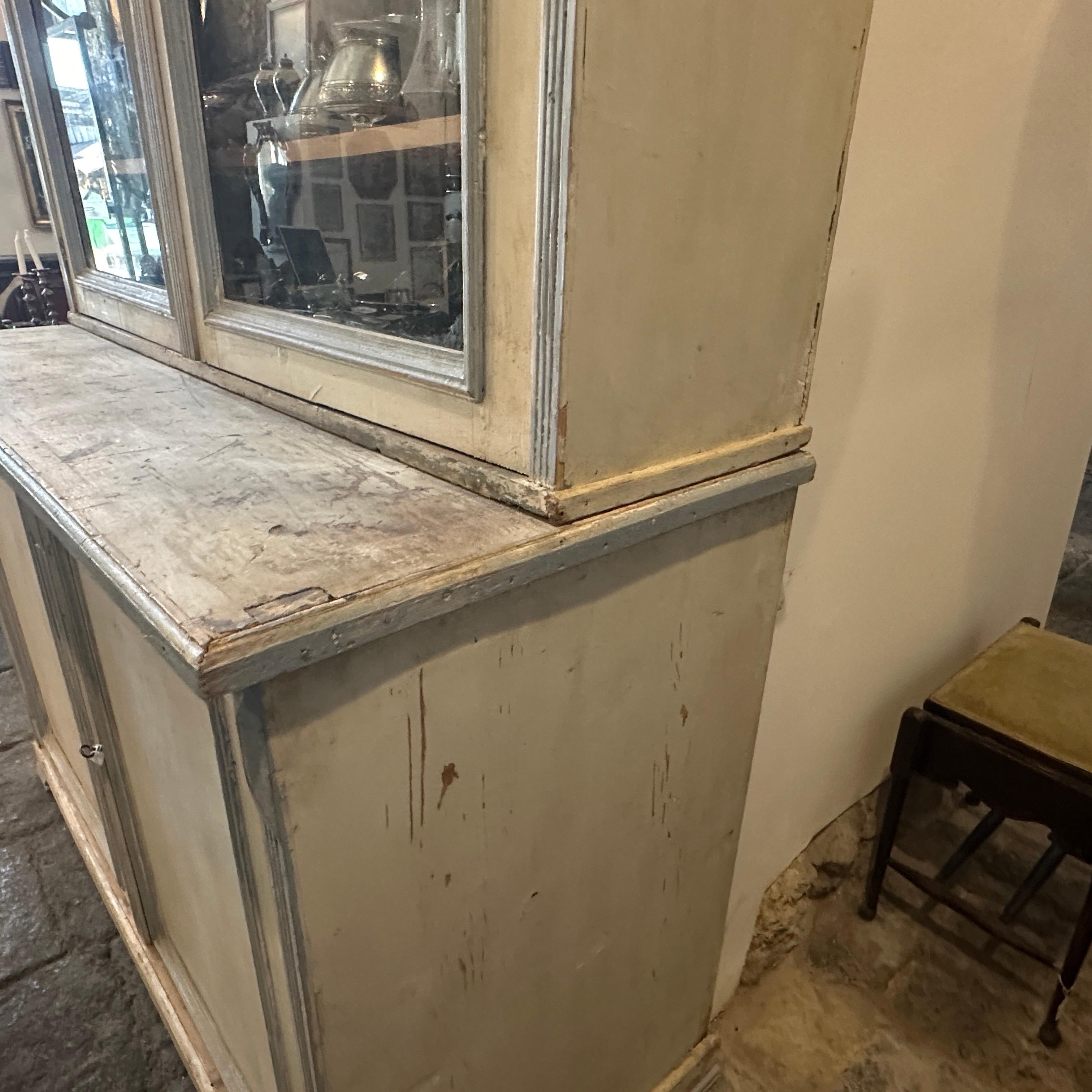 Credenza grande siciliana in legno laccato bianco e azzurro di fine Ottocento 3