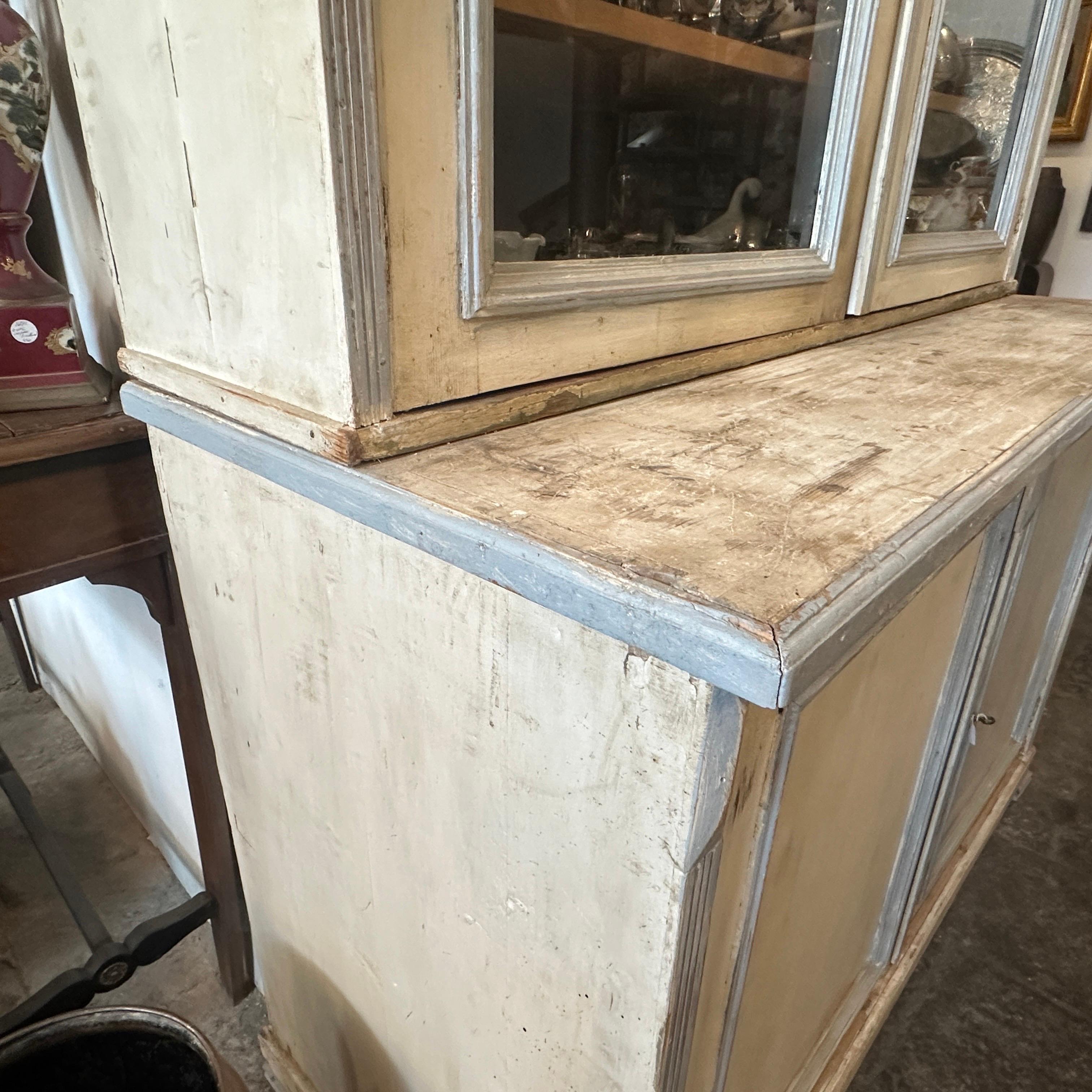 Credenza grande siciliana in legno laccato bianco e azzurro di fine Ottocento 5