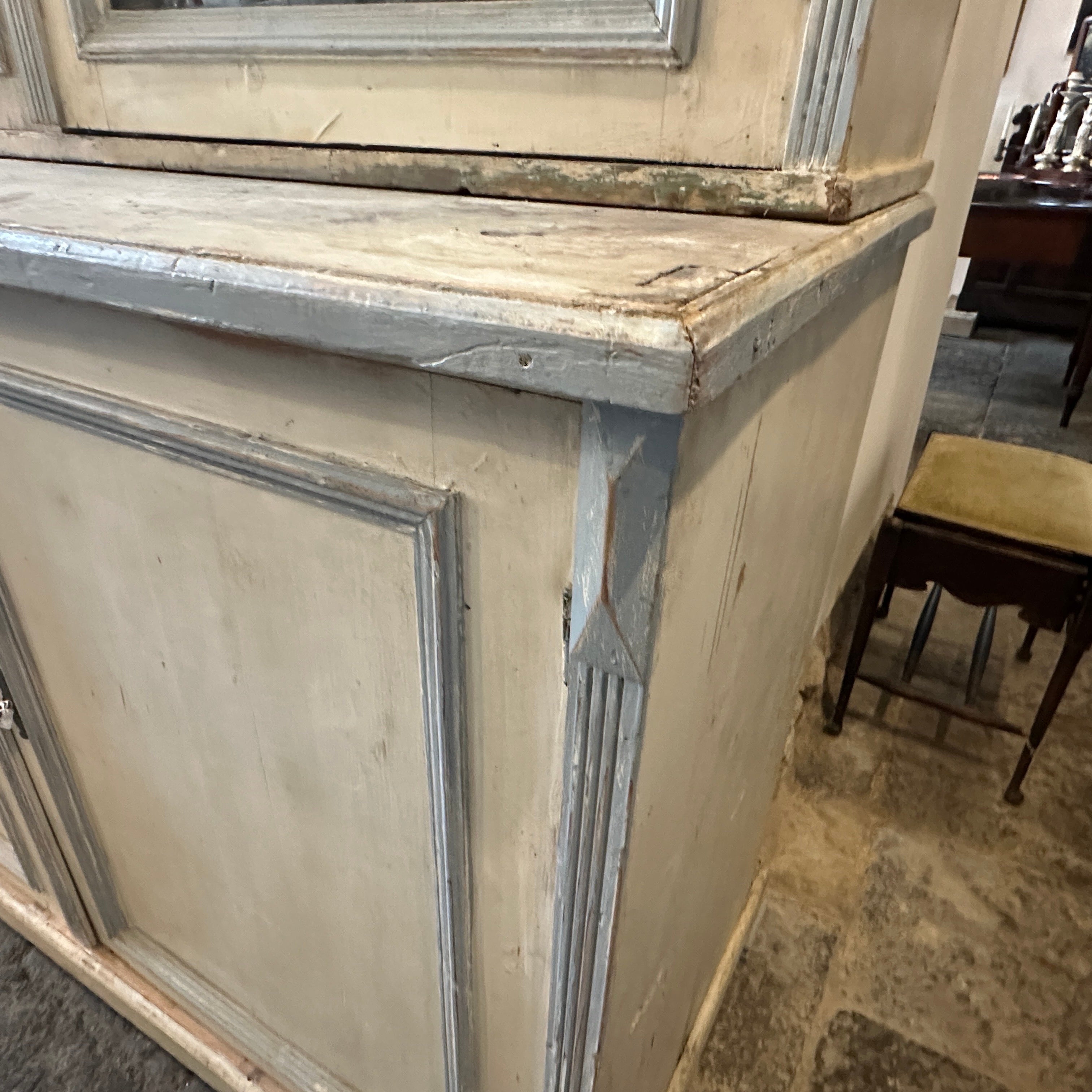 Questa credenza siciliana di grandi dimensioni è un pezzo d'arredamento magistrale, che combina l'artigianato tradizionale con la sensibilità del design dell'epoca e testimonia il ricco patrimonio culturale e artistico della Sicilia. È in condizioni