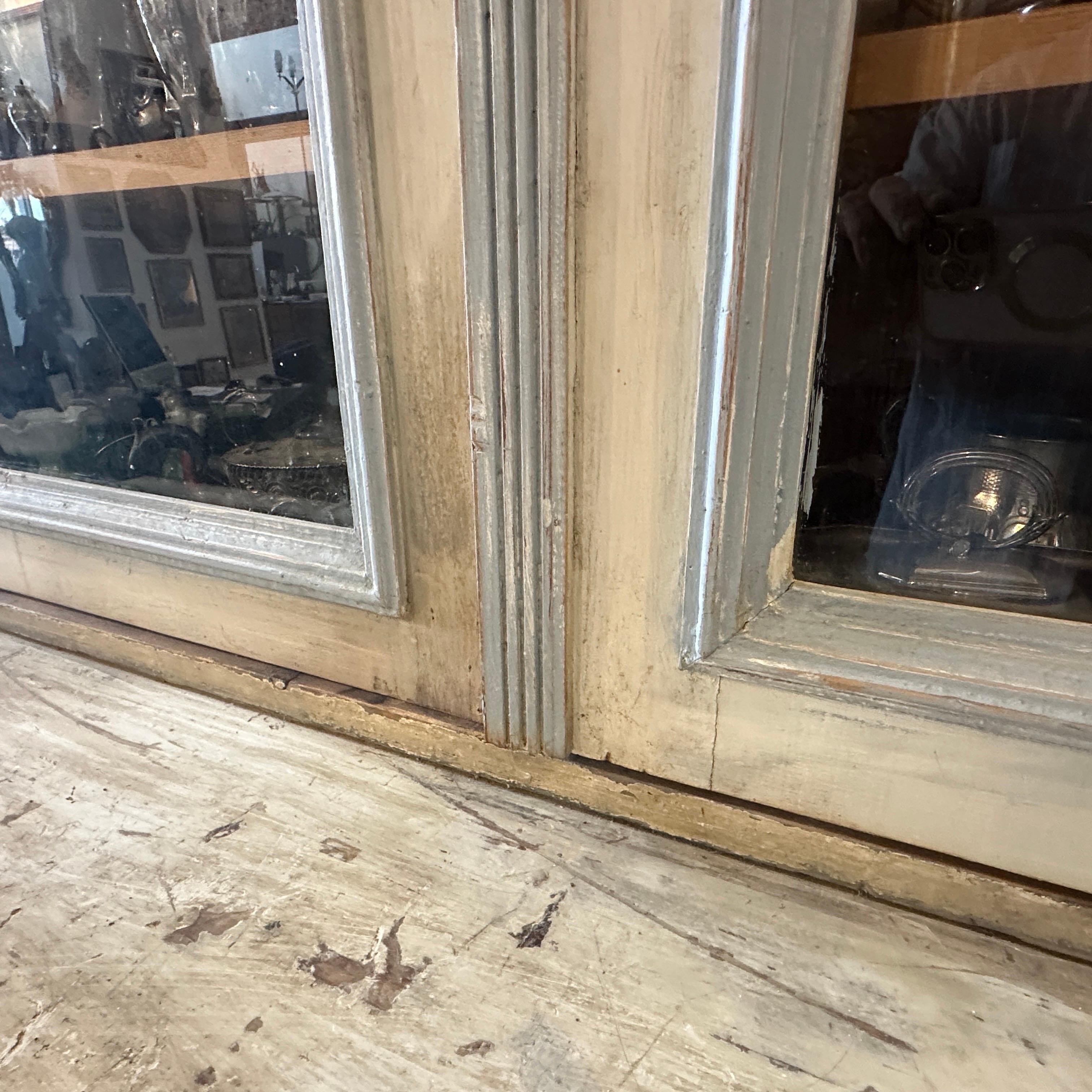 Credenza grande siciliana in legno laccato bianco e azzurro di fine Ottocento In condizioni buone a Catania, Sicilia