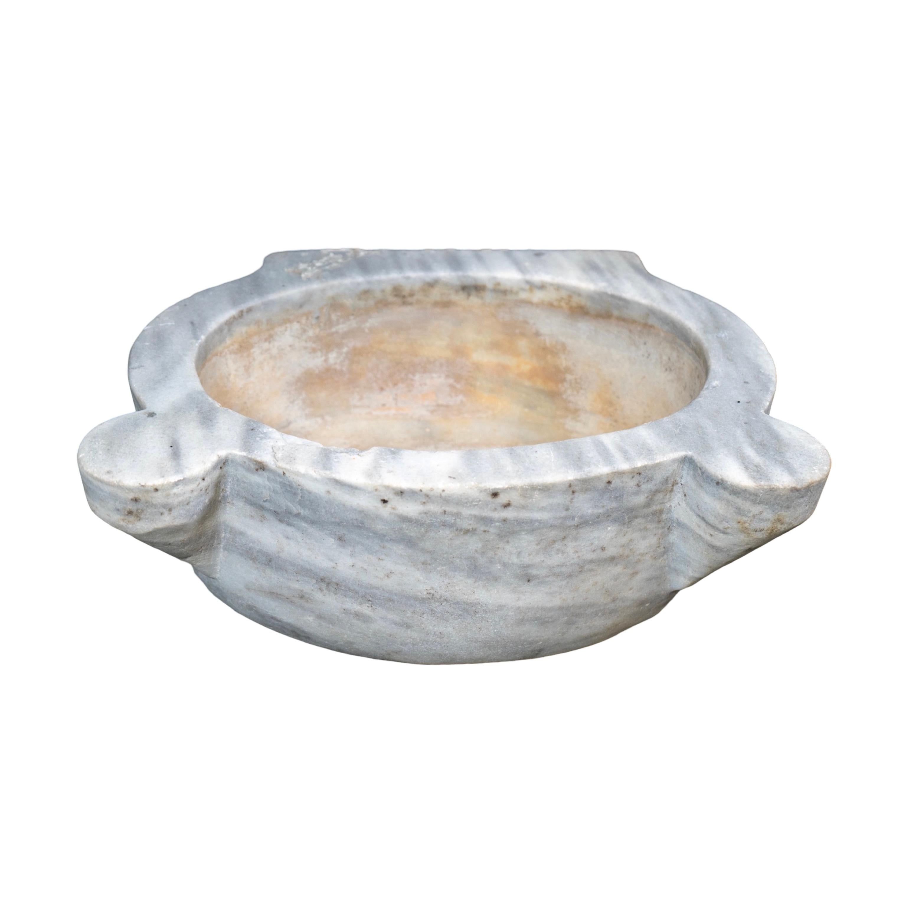 Questo splendido lavello in marmo greco bianco di Carrara risale al 1880 e presenta bellissime venature grigie. Il suo design elegante aggiunge un tocco di raffinatezza a qualsiasi bagno, mentre il resistente materiale in marmo garantisce un