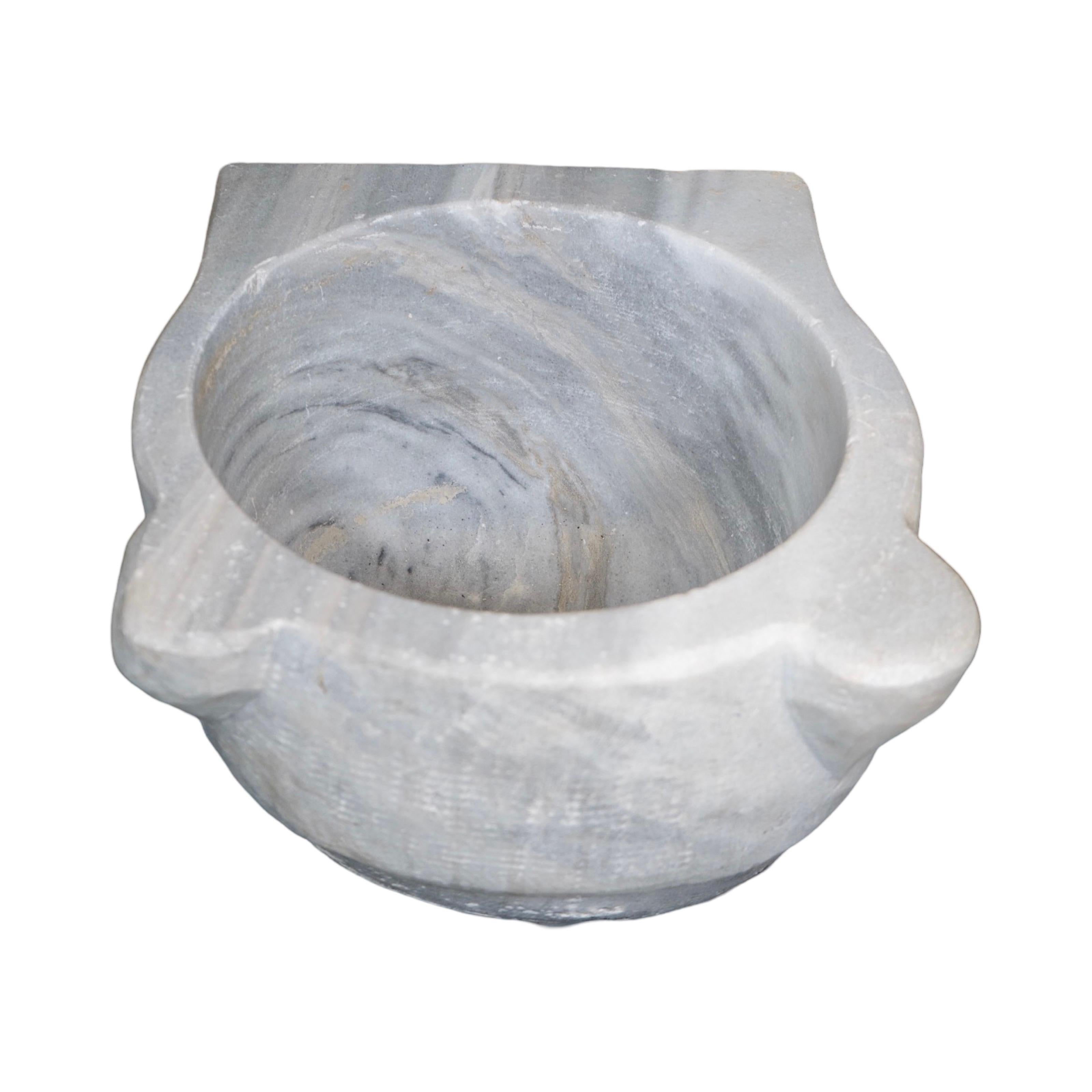 Fabriqué de manière experte en Grèce, notre évier en marbre de Carrare blanc grec présente un étonnant motif de tente grise, ajoutant une touche d'histoire et de luxe à toute salle de bains. Fabriqué à partir de marbre authentique datant des années