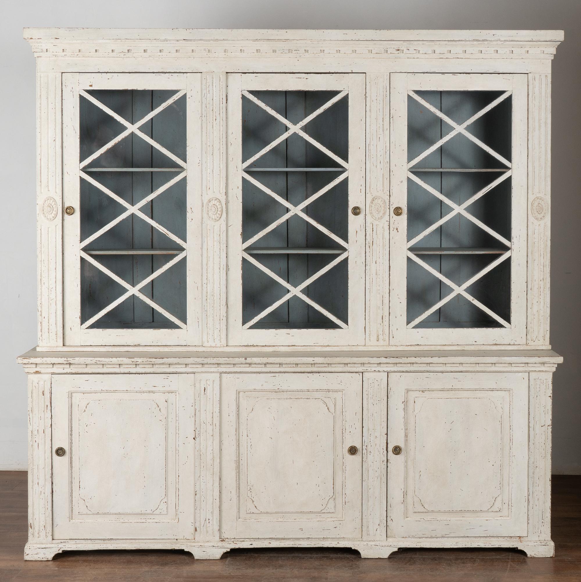 Late 19th Century White Swedish Display Cabinet Bookcase In Good Condition In Round Top, TX