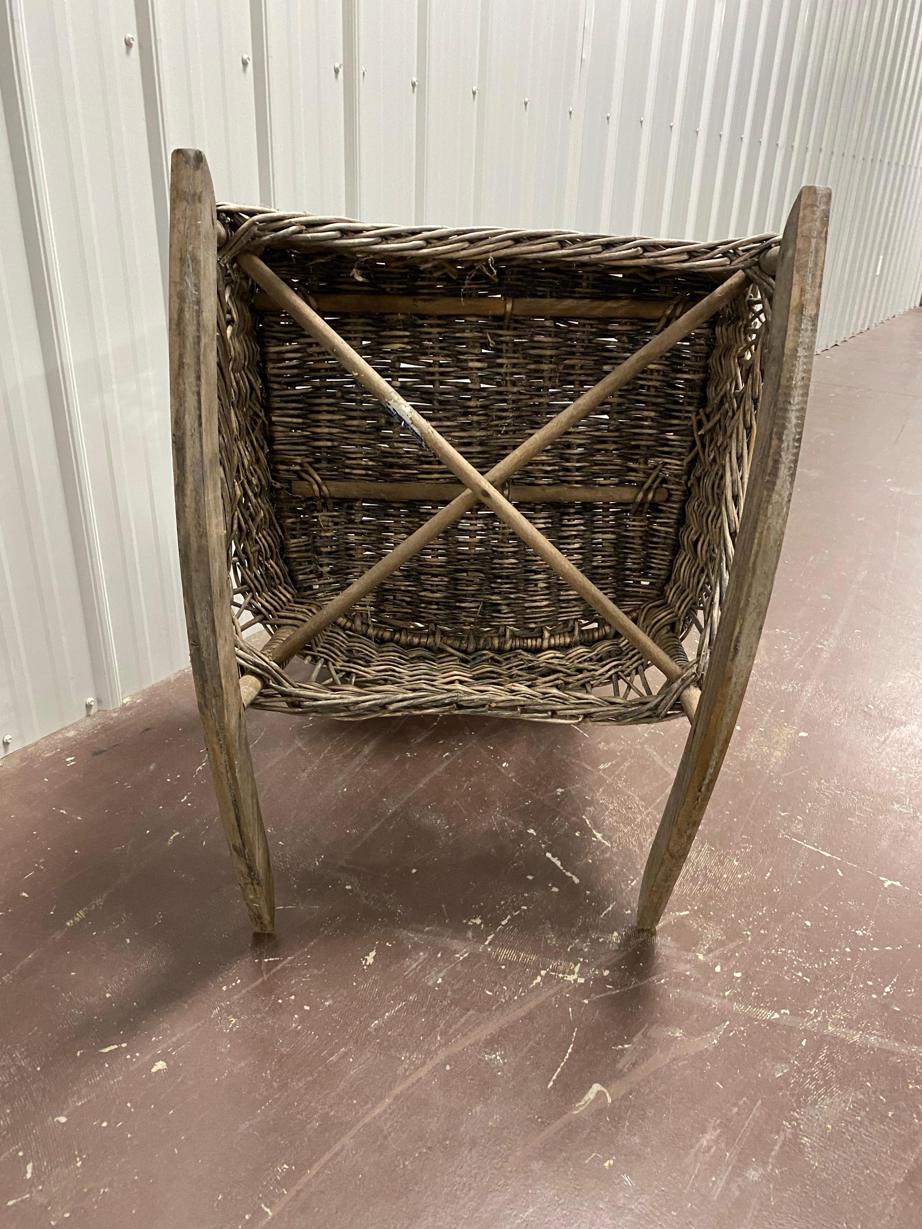 Fauteuil à bascule en osier de la fin du 19e siècle en vente 4