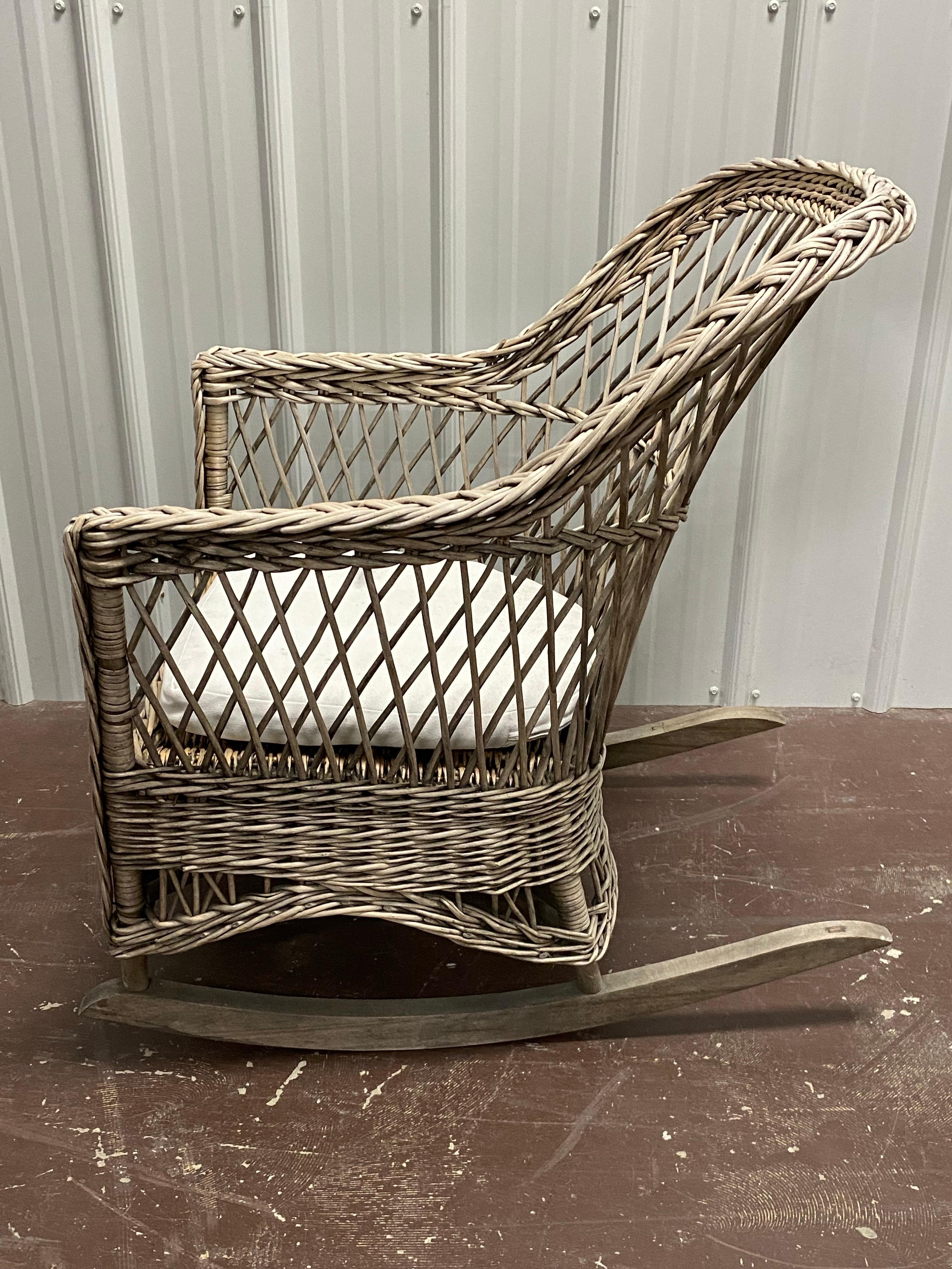 Fauteuil à bascule en osier de la fin du 19e siècle
Il s'agit d'une charmante chaise à bascule en osier, datant probablement de la fin du 19e ou du début du 20e siècle. Fabriqué en osier tressé dans une teinte brun-gris clair, il présente un design