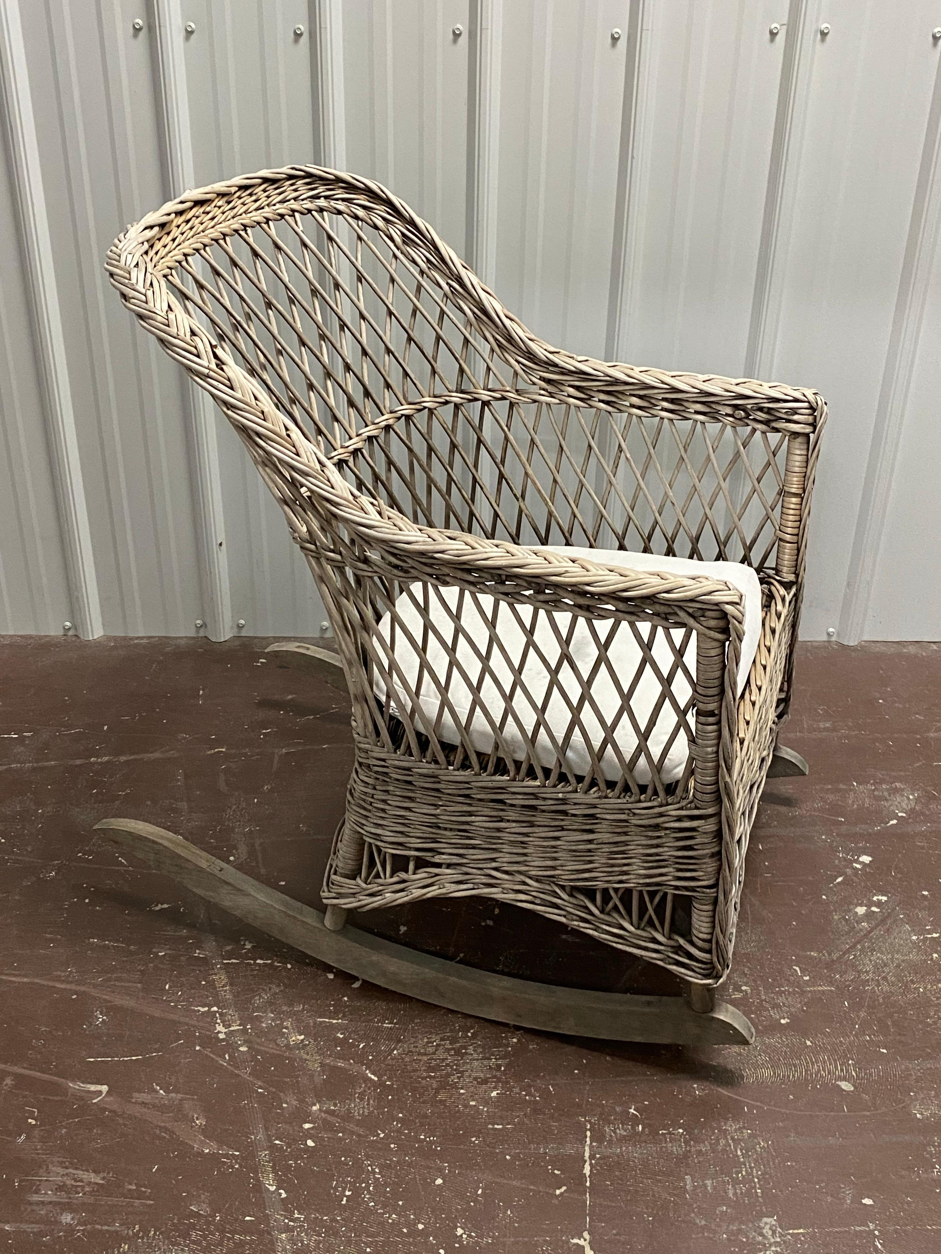 Américain Fauteuil à bascule en osier de la fin du 19e siècle en vente