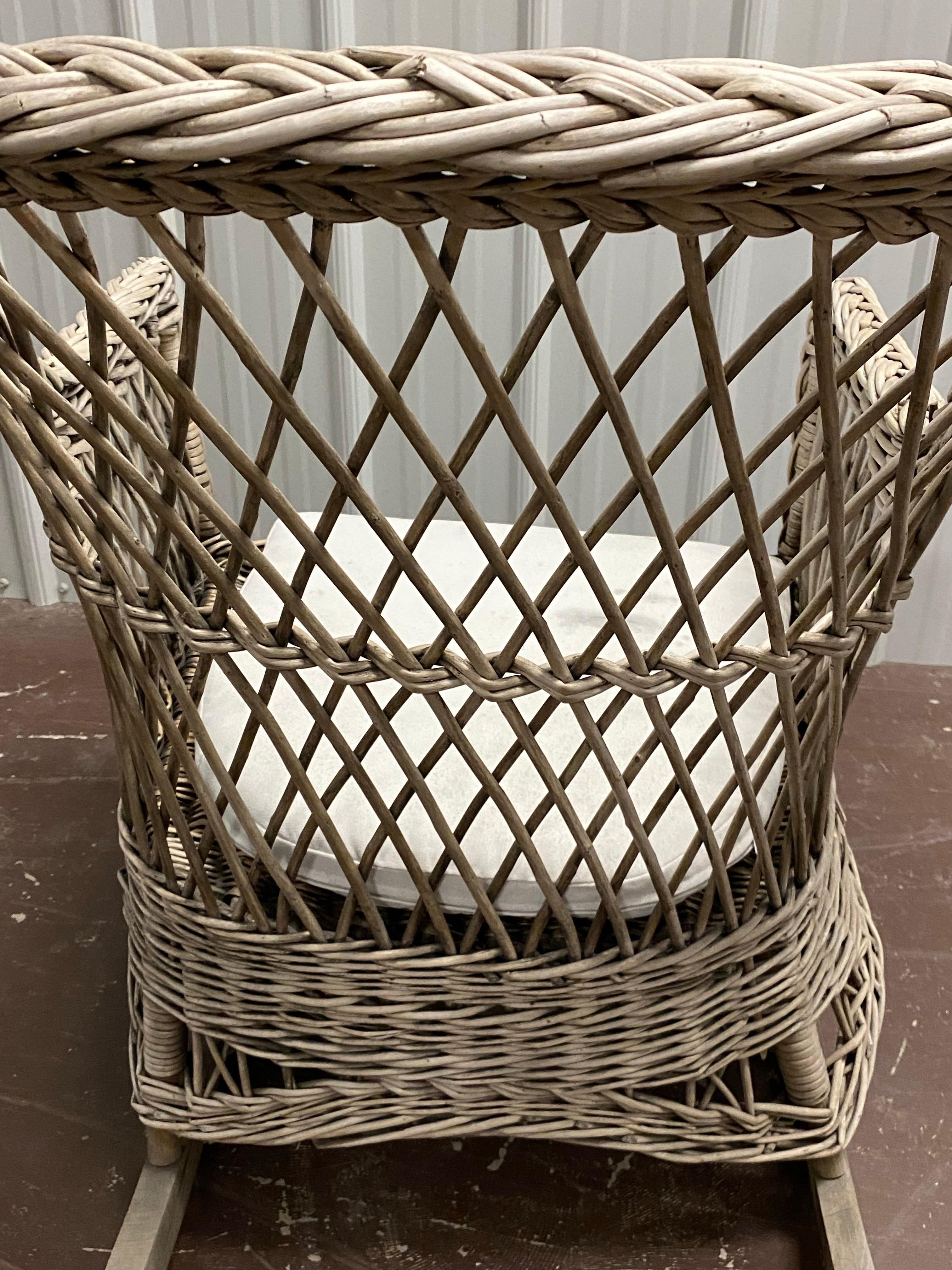 Tissé à la main Fauteuil à bascule en osier de la fin du 19e siècle en vente