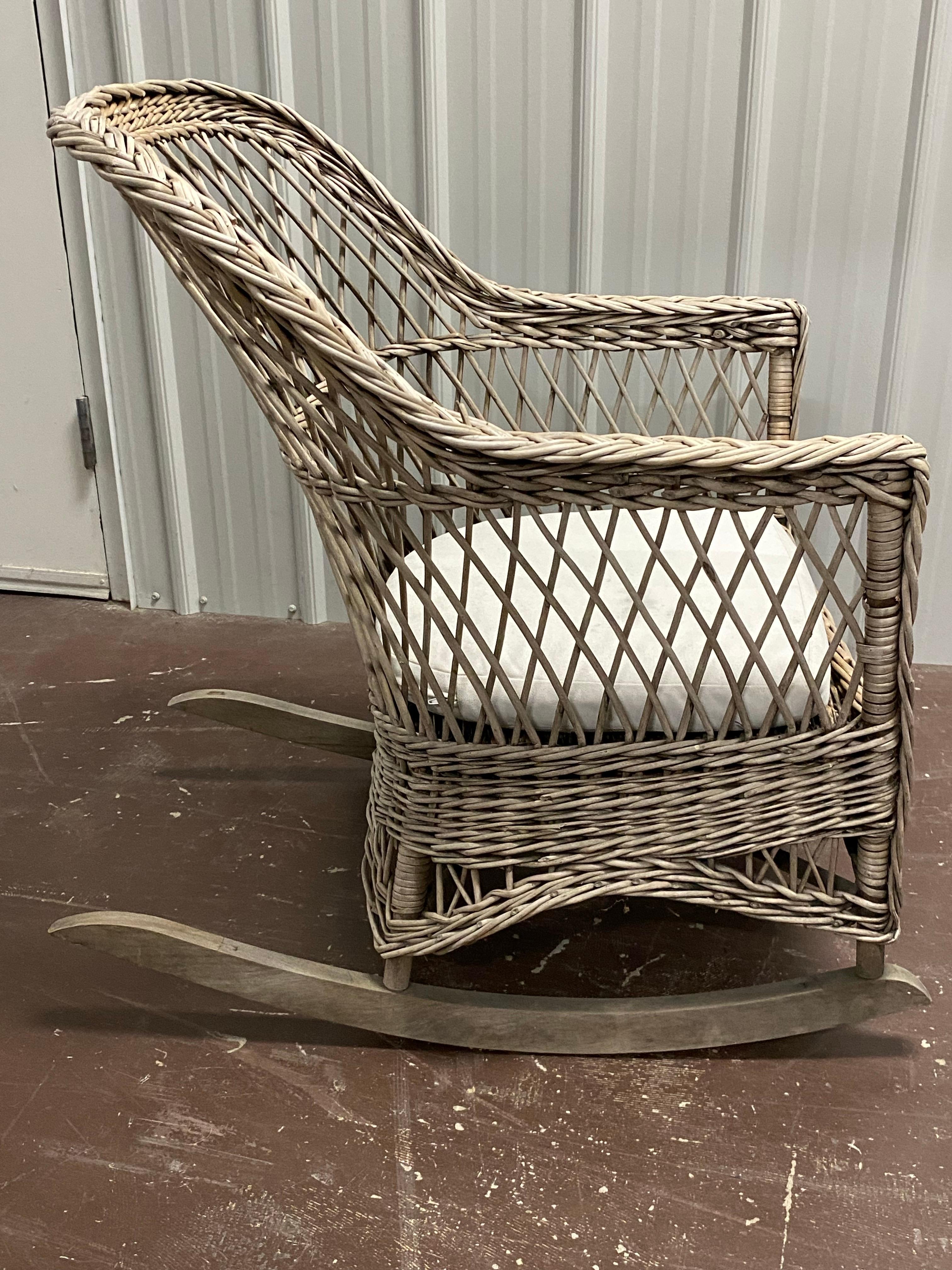 XIXe siècle Fauteuil à bascule en osier de la fin du 19e siècle en vente