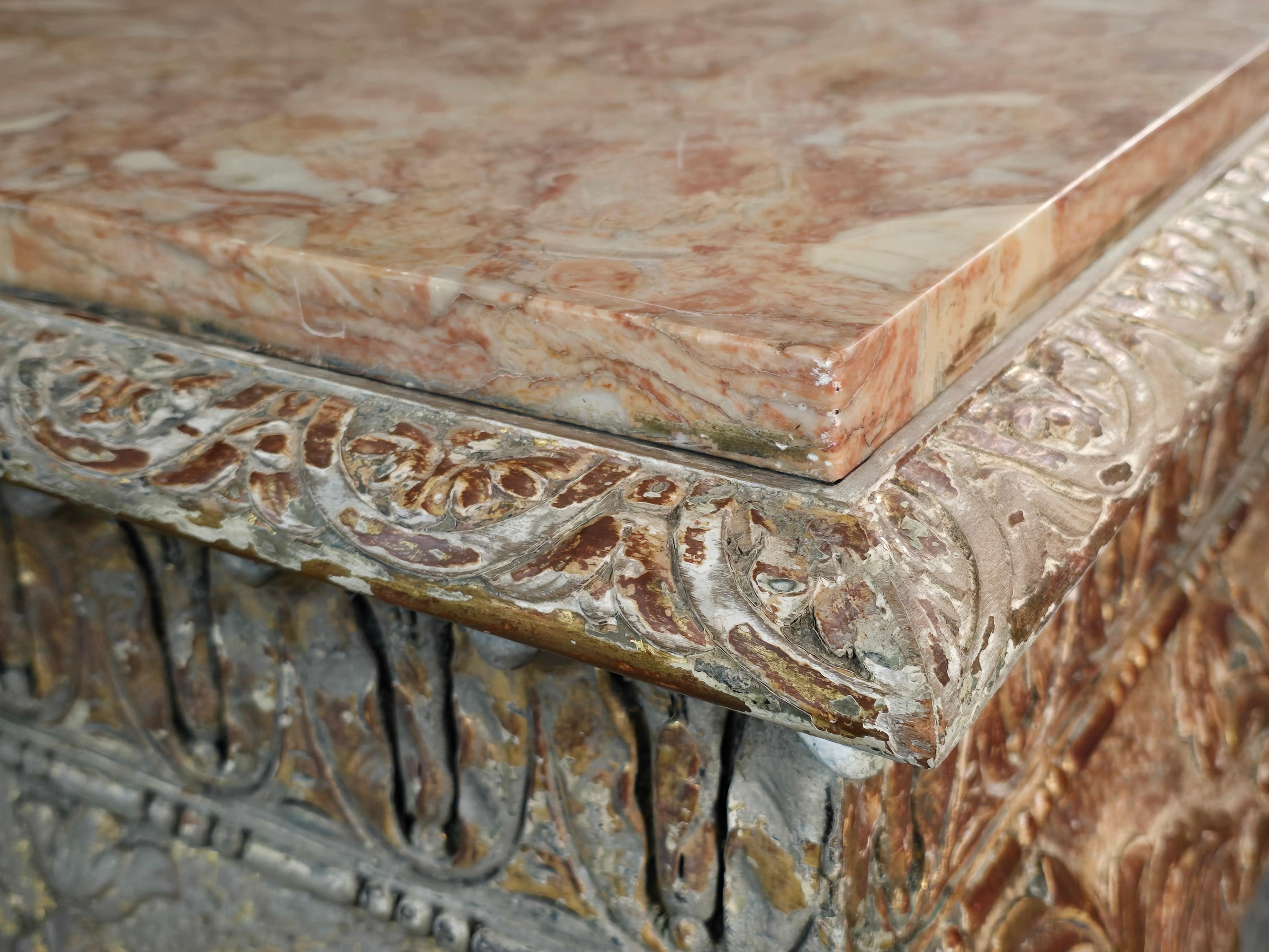 Intagliato a mano Tavolo consolle in legno dorato in stile William Kent della fine del XIX secolo con piano in marmo in vendita